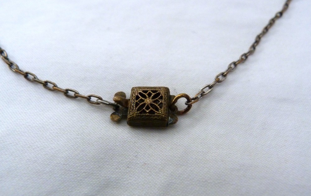 VINTAGE TINY WHITE BROWN STONES AMBER RHINESTONES CROSS PENDANT CHAIN NECKLACE
