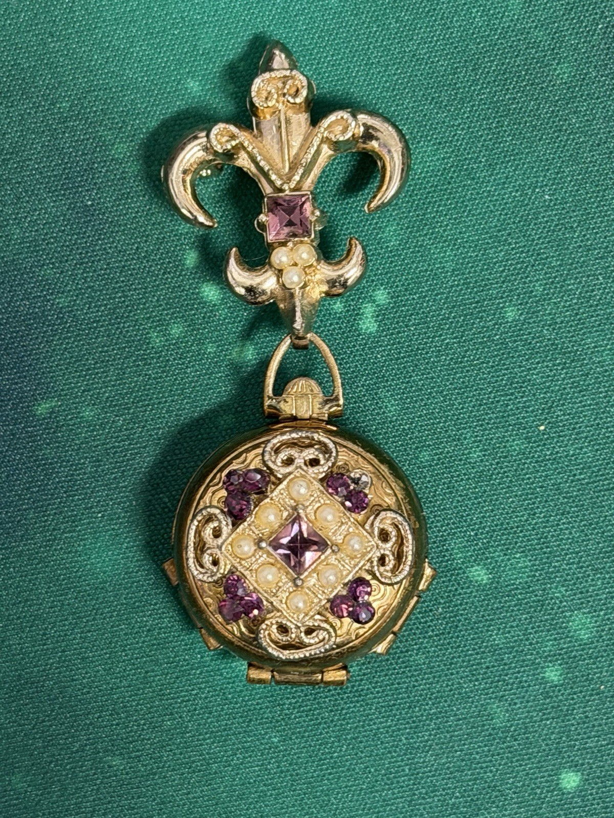 Vtg. 1950’s Coro Pegasus Fleur-De-Lis Amethyst or Sapphire 4 Photo Dangle Locket