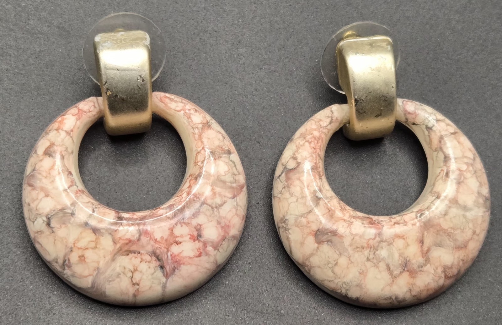 Vintage Pink Marbled Resin Hoop Drop Earrings Gold Tone Post Back Unsigned 80s