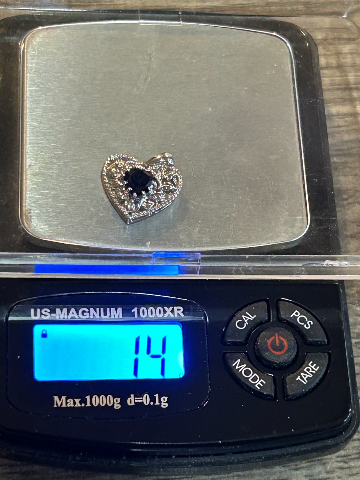 VINTAGE LADIES 10K WHITE GOLD HEART CHARM PENDANT BLUE SAPPHIRE MIDDLE 1.4 GRAMS