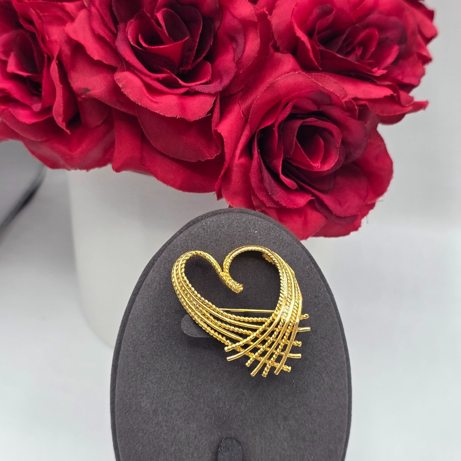 New View Brooch Gold Tone Heart Pin Designer Fashion Jewelry Textured Vintage