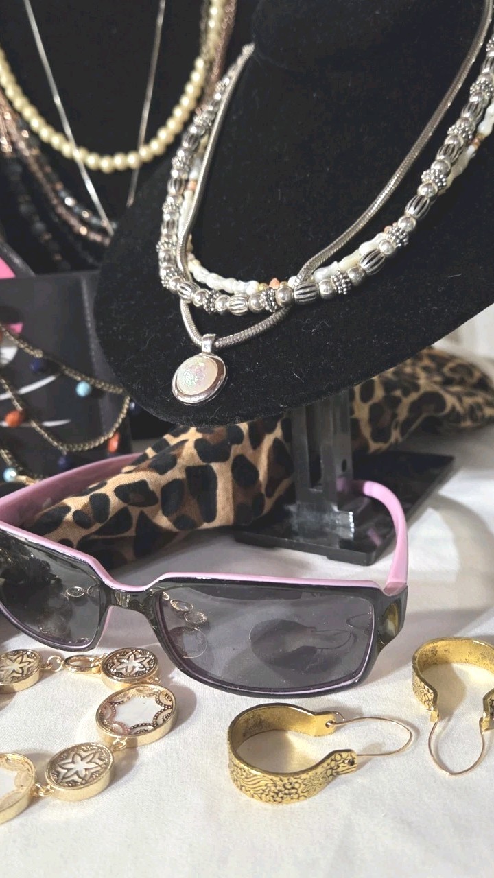 Grandma’s Estate; Jewelry, Trinkets, & Extra Fun Junk! Lot #89