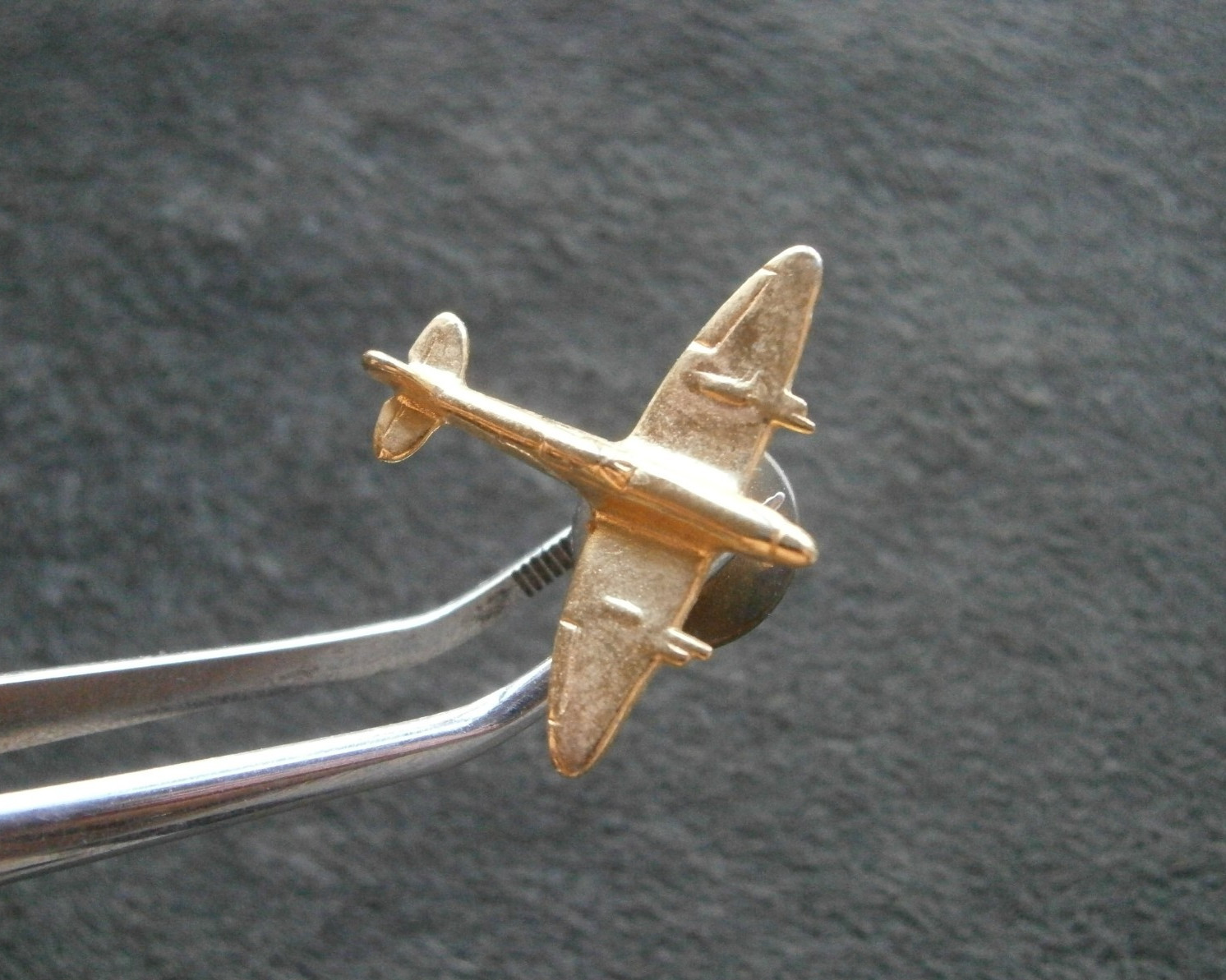 Spitfire Fighter Plane WW II UK Airplane Vtg Goldtone Lapel Pin Hat Badge 3.1g