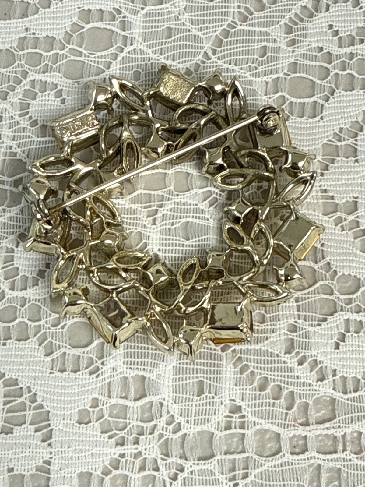 Lisner Vintage Broche Signed 2” D