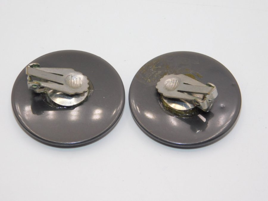 J628-VINTAGE CLIP EARRINGS~BIG DISCS/BUTTONS~DARK GREY~1.5″ WIDE