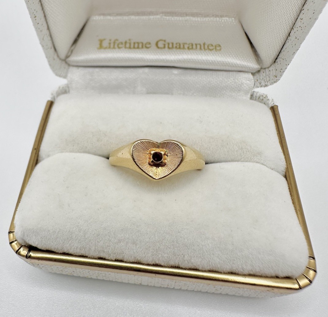 VTG Gold Tone Avon Heart Ring Red Rhinestone Sz5 Estate Sale Signed Trendy Read