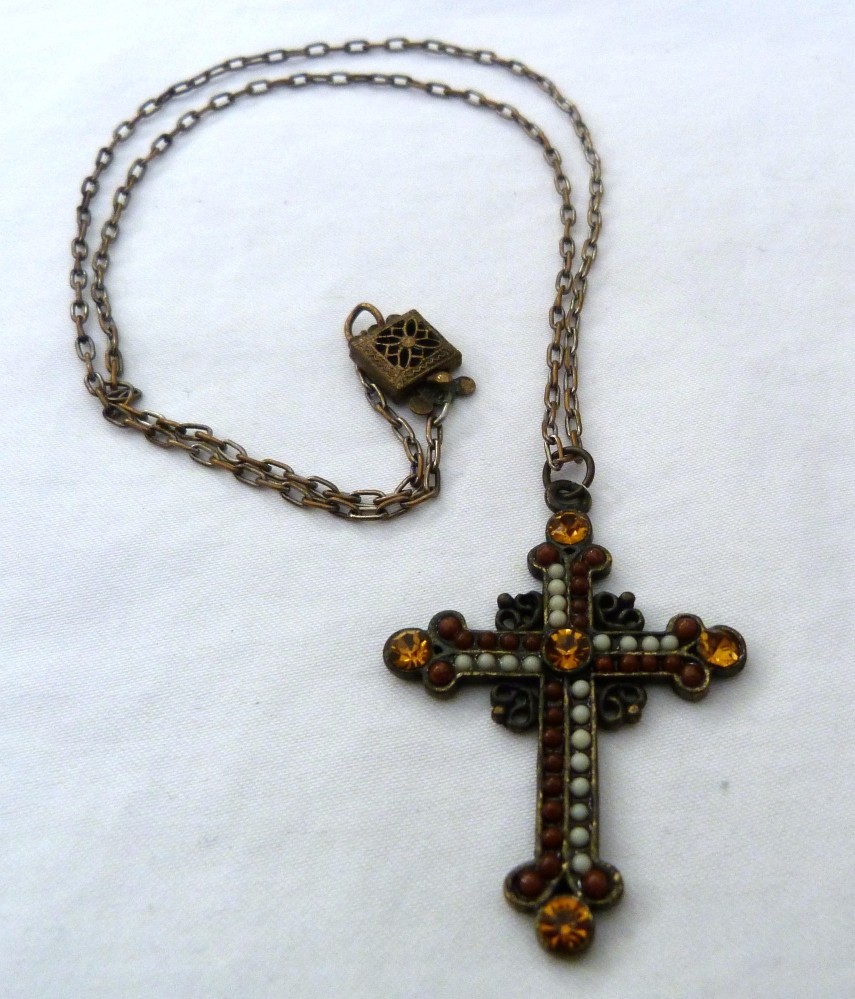 VINTAGE TINY WHITE BROWN STONES AMBER RHINESTONES CROSS PENDANT CHAIN NECKLACE