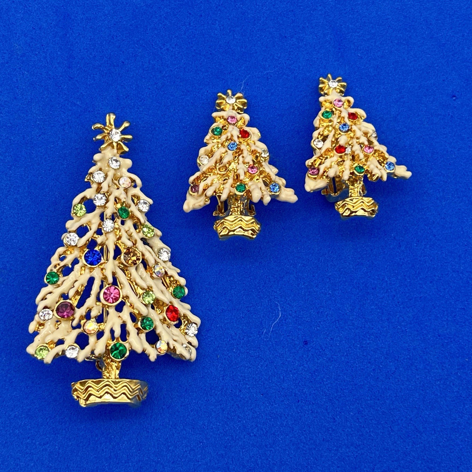 Vintage Christmas Tree Jewelry Set Brooch Clip On Earrings White Snow Frosted