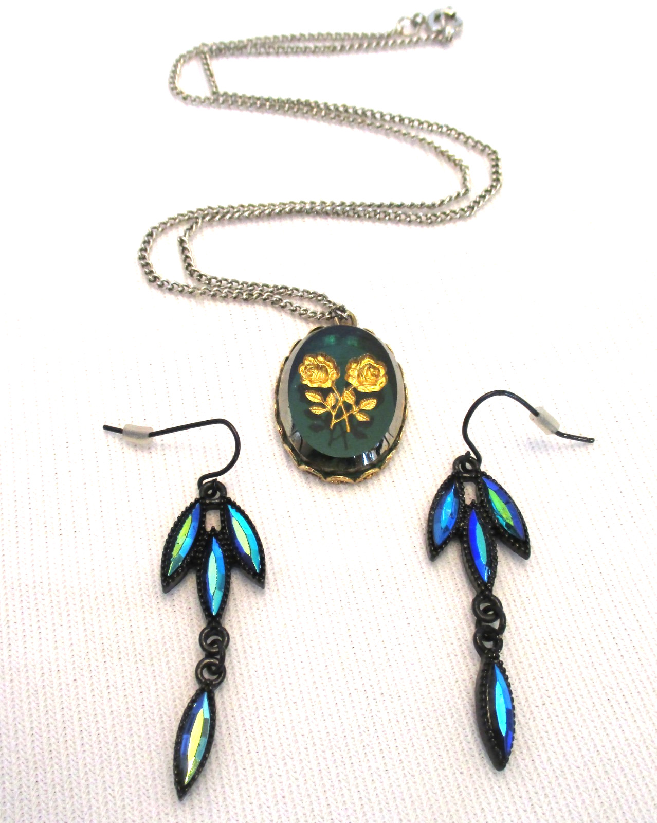 Lovely Vtg Green Glass Pendant with Gold Roses & Aurora Glass Pierced Earrings