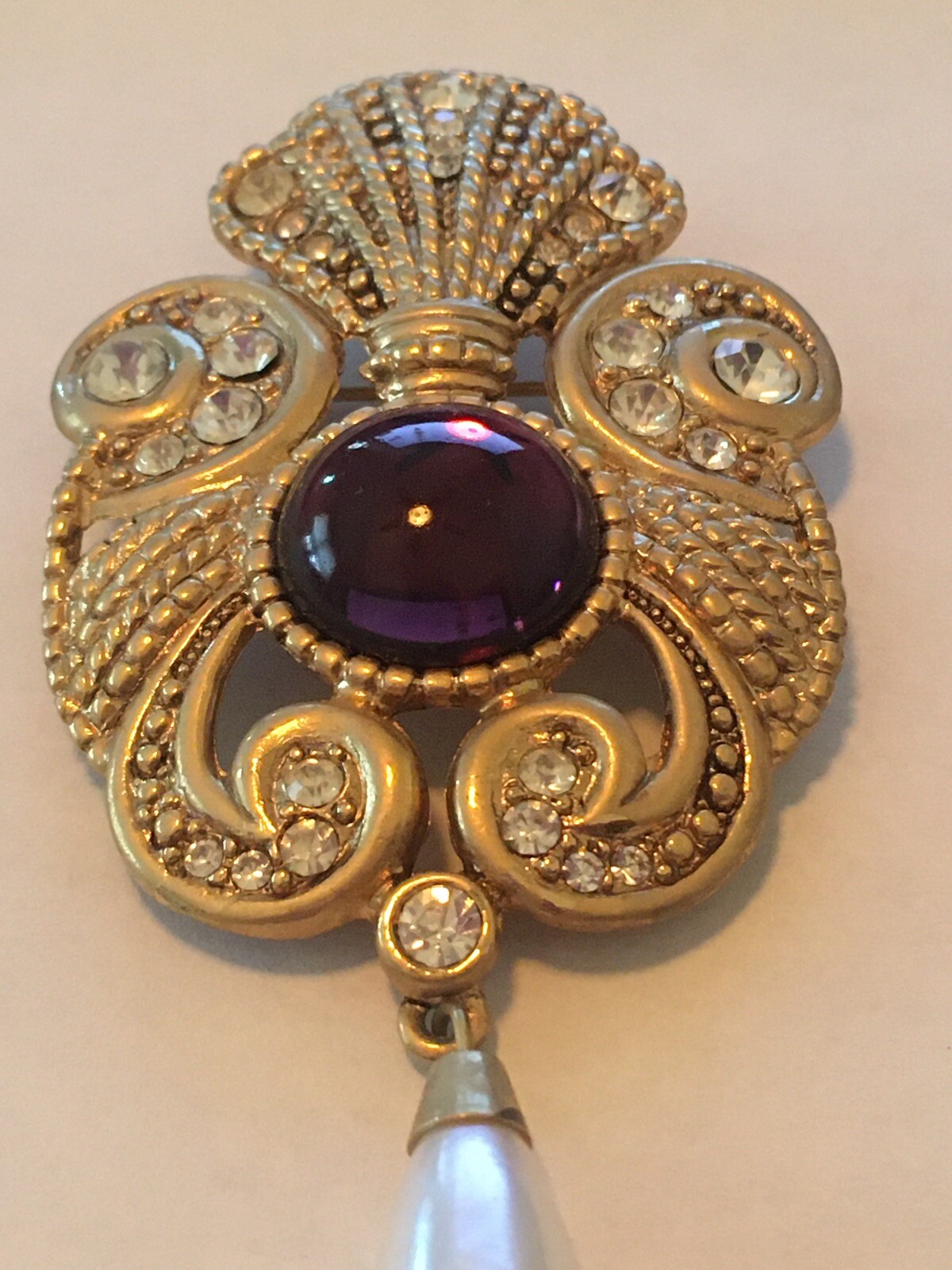 Retro VTG Jeff Lieb signed gold tone purple cabochon & pearl charm pin brooch