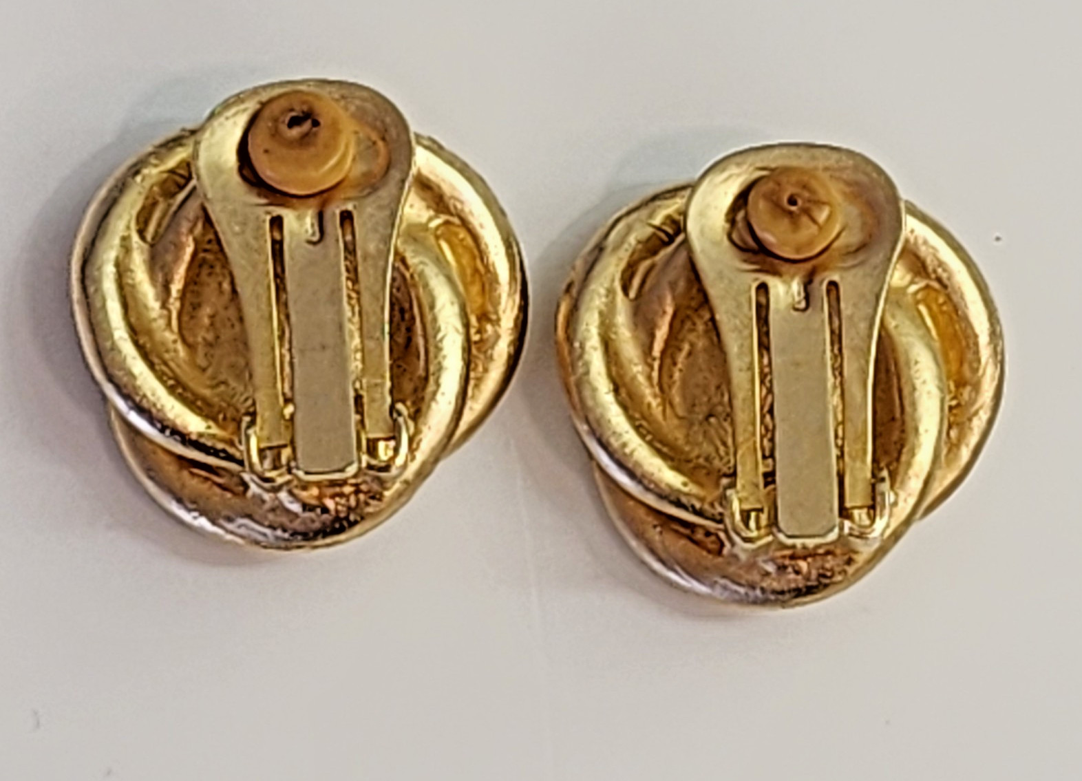 3/4″ Vintage Gold Tone Twisted Knot Blue Stone Huggie Clip On Earrings – Jewelry