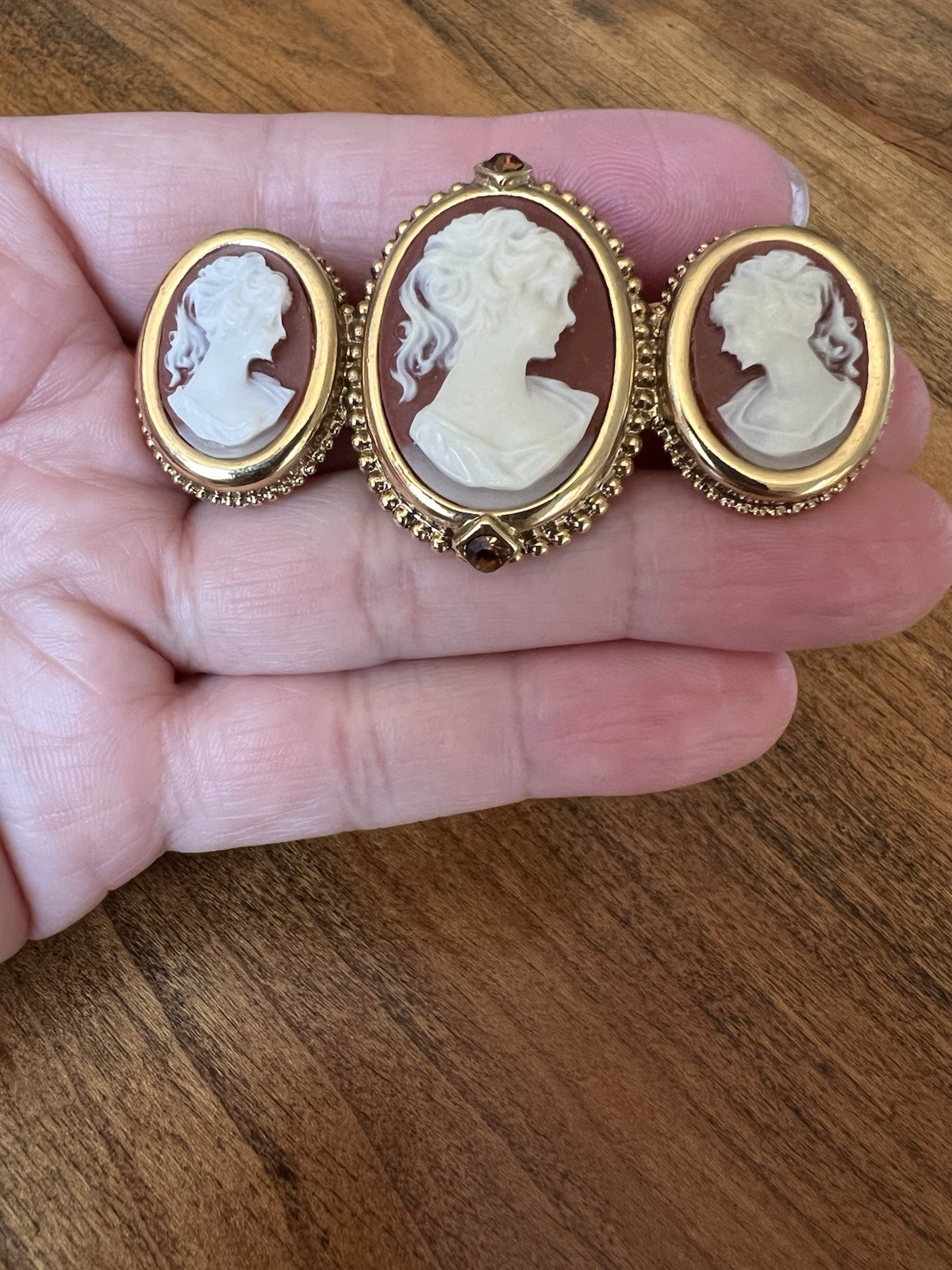 beautiful vintage triple cameo brooch