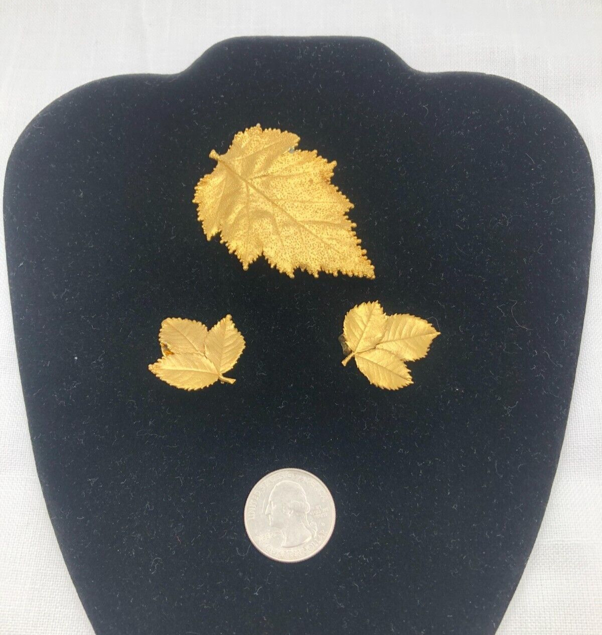 VINTAGE Leaf Shape Gold Tone Brooch Pin Clip On Earrings