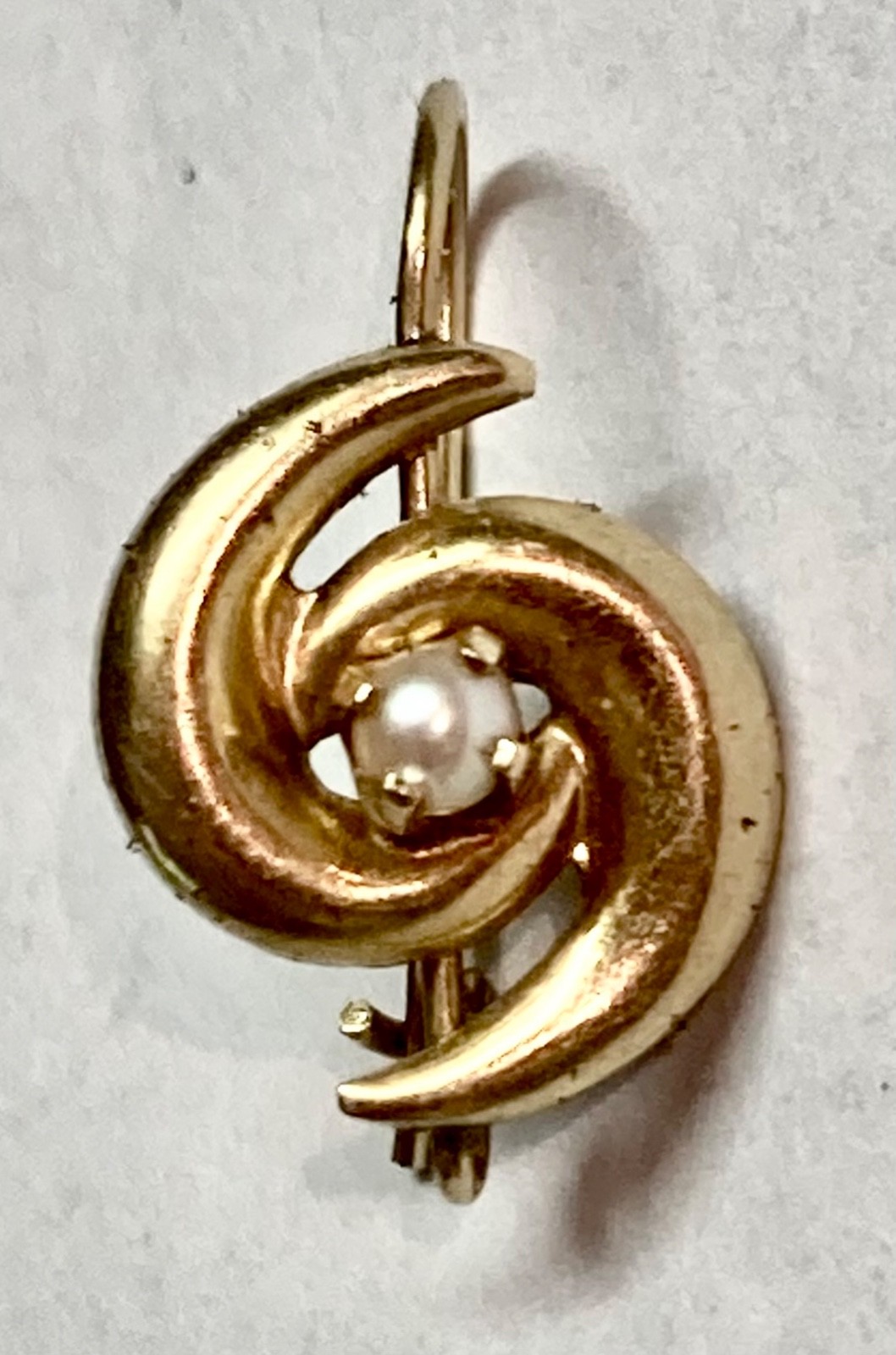 Mid century single antique 14K gold abstract swirl and natural pearl earring