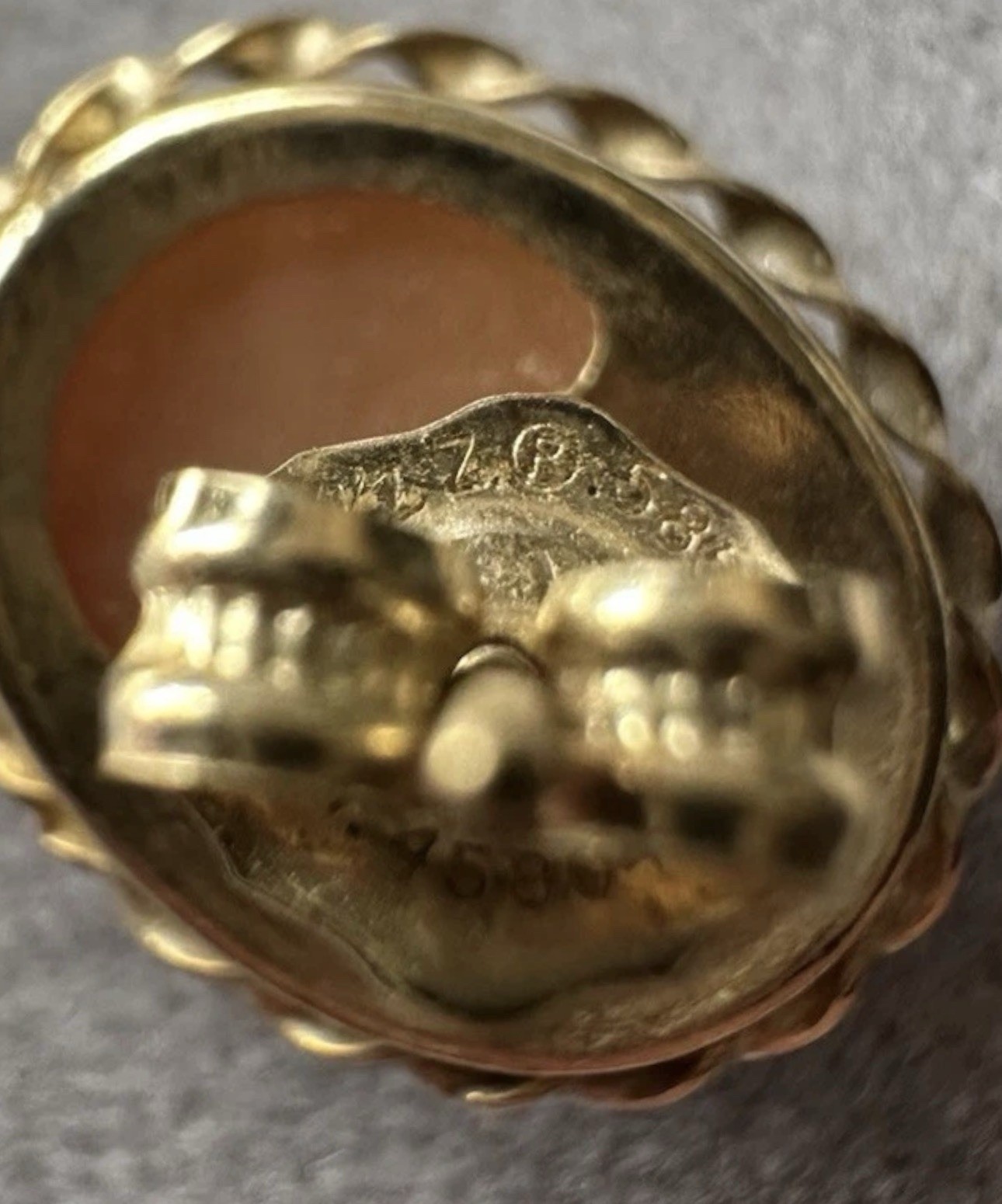 Vintage 14K Yellow Gold Italian Cameo Hand Carved Oval Stud Pierced Earrings