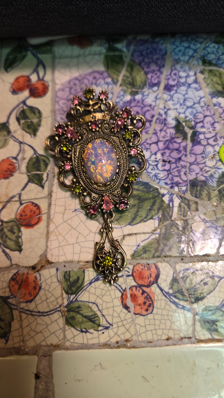 Vtg Sarah Coventry Contessa Gold Tone Rhinestone Faux Fire Opal Dangle Brooch