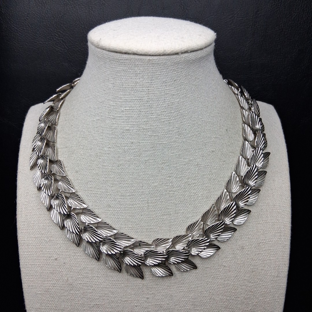 Vintage Grooved Leaves Necklace Silver Tone. 16.821