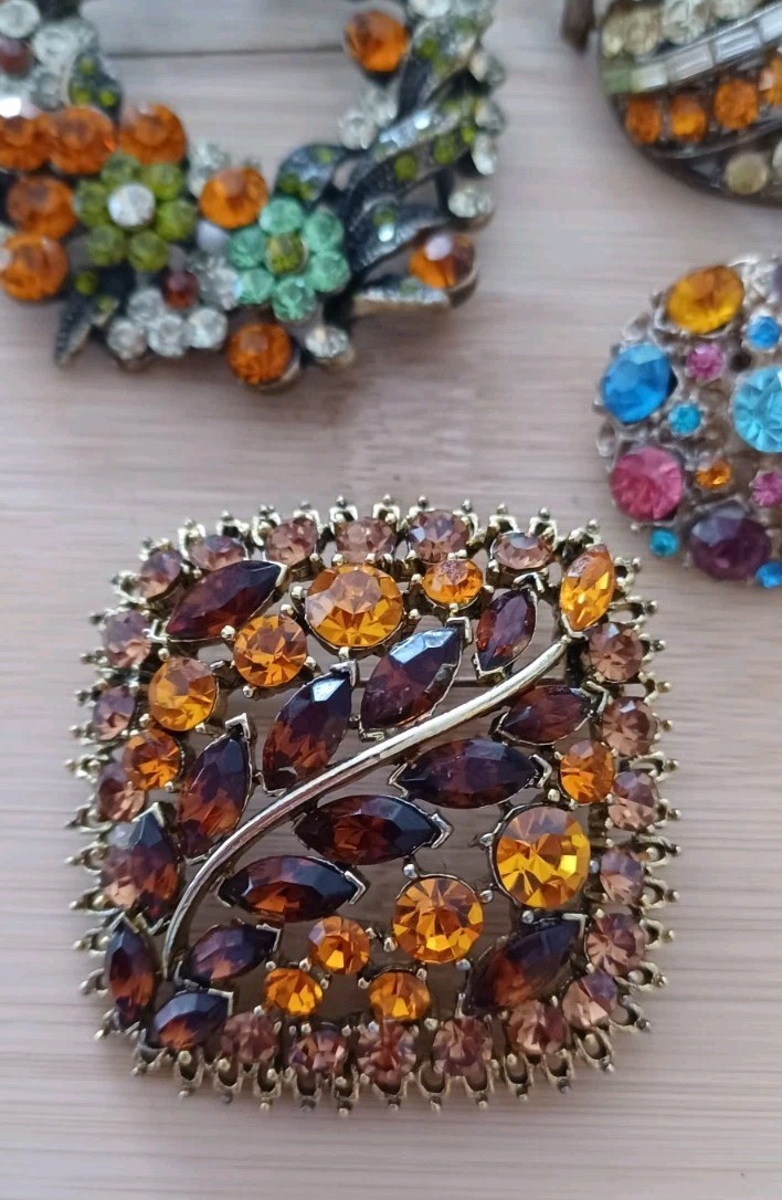Vintage 4 Brooches Beautiful MultiColor Rhinestone Mark & Unmark See The Pics