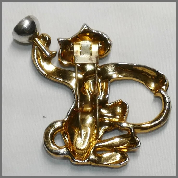 A rare fur clip called the drunk tiger by Samuel Rubin Got Silson. 1930s.