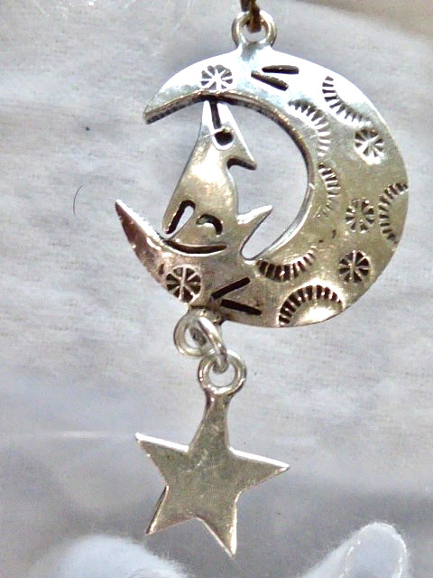 VINTAGE STERLING SILVER MEXICAN WOLF HOWLING AT THE MOON PENDANT 1″ BY 2″