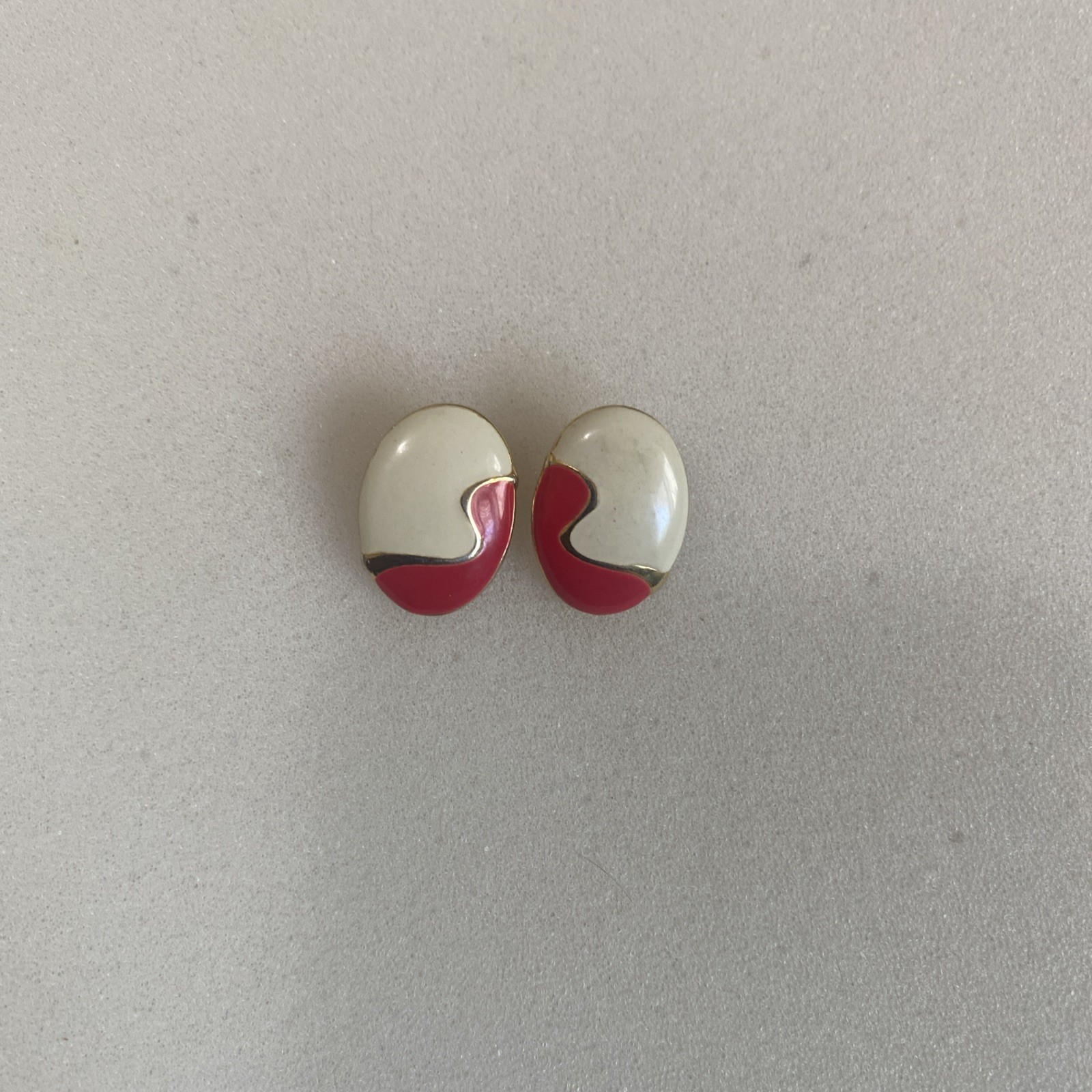 Red Creamy White Gold Enameled Stud Earrings 80s Mom Fourth Of July E12