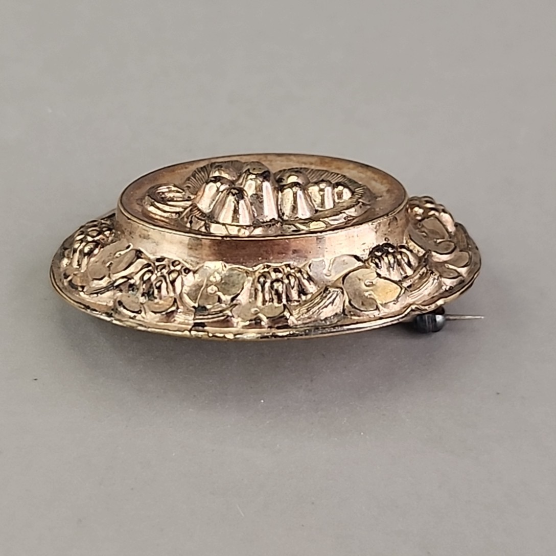 Antique Puffy Brooch Grape Leaf Oval Gold Filled Early 1900s 1 5/8″