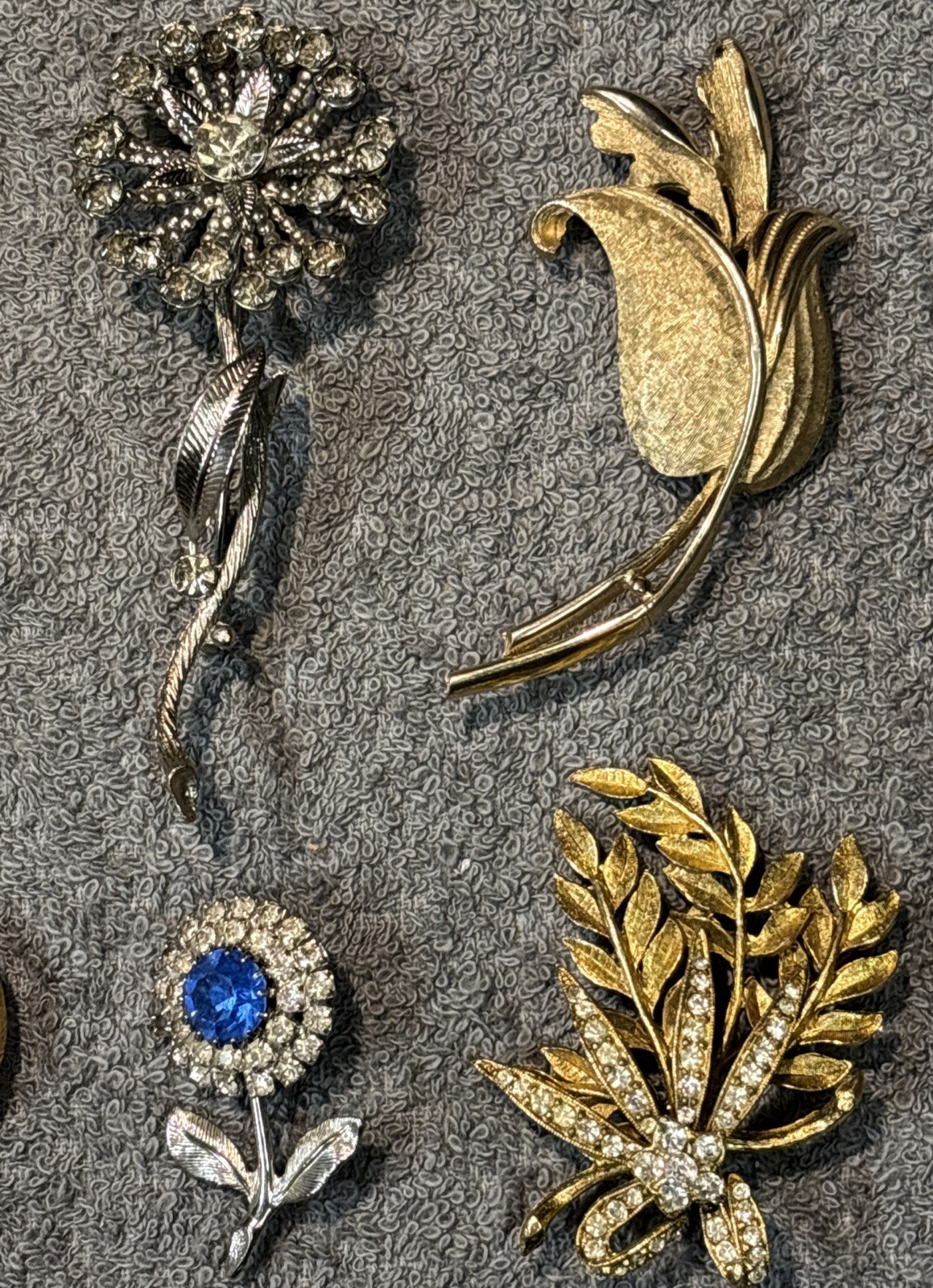 Vintage Brooch Lot Of 21 Brands Are Avon And Unbranded Sizes Range From 1 To 4in