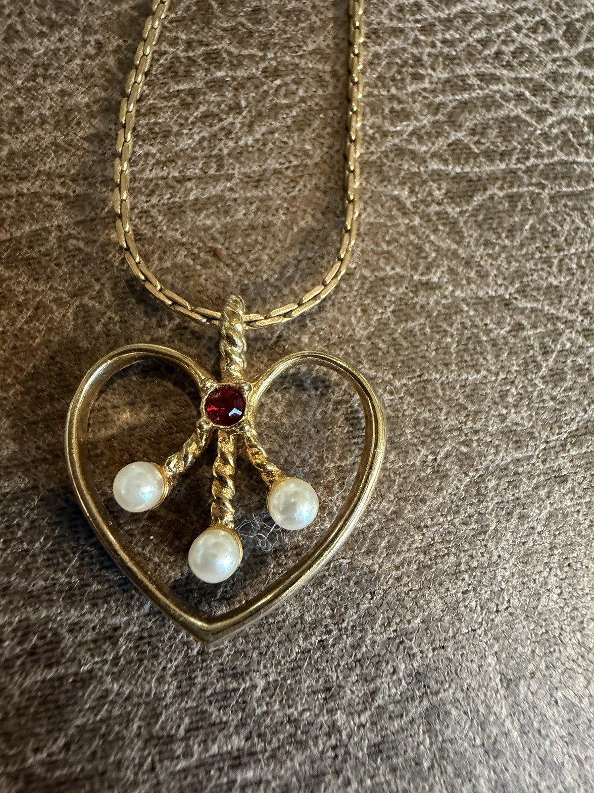 Beautiful Avon Vintage Golden Heart Pendant Necklace