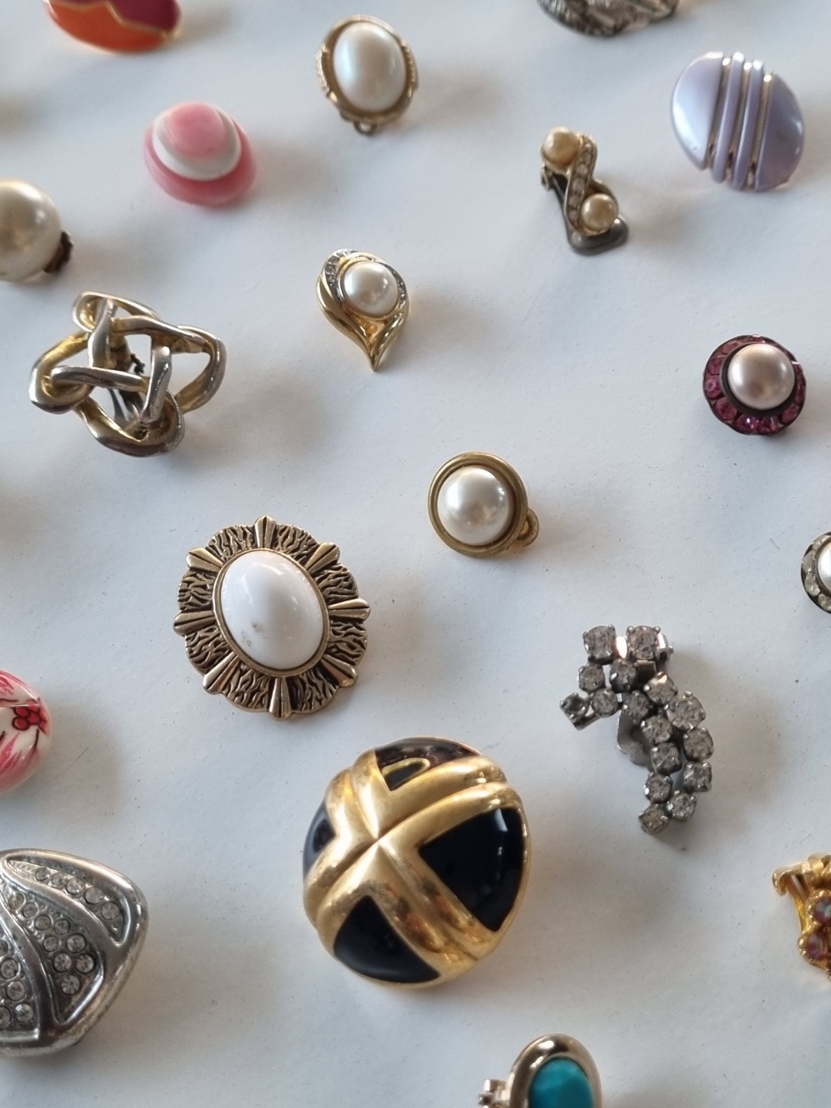 BULK LOT SINGLE GENUINE VINTAGE Some Signed & ENAMEL RETRO ODD EARRINGS #77