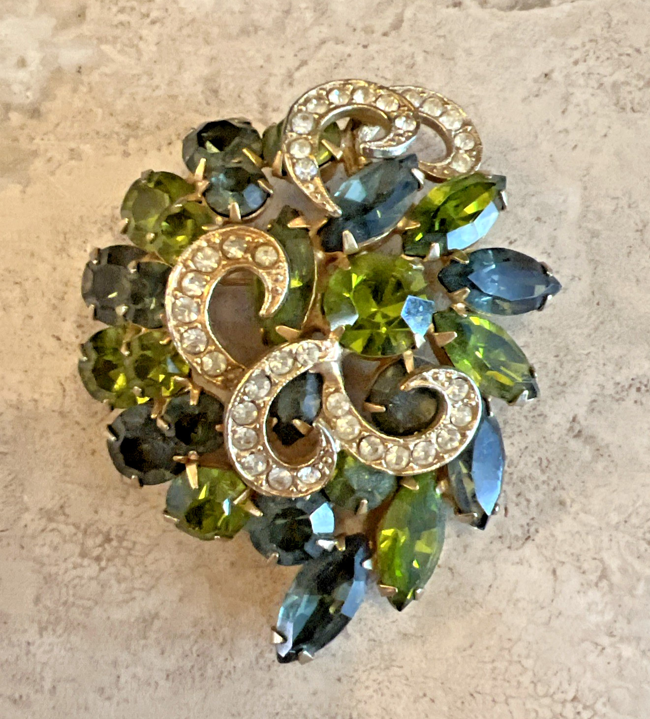 VINTAGE GREEN RHINESTONE FLOWER SWIRL BROOCH 2 1/2″ x 2″