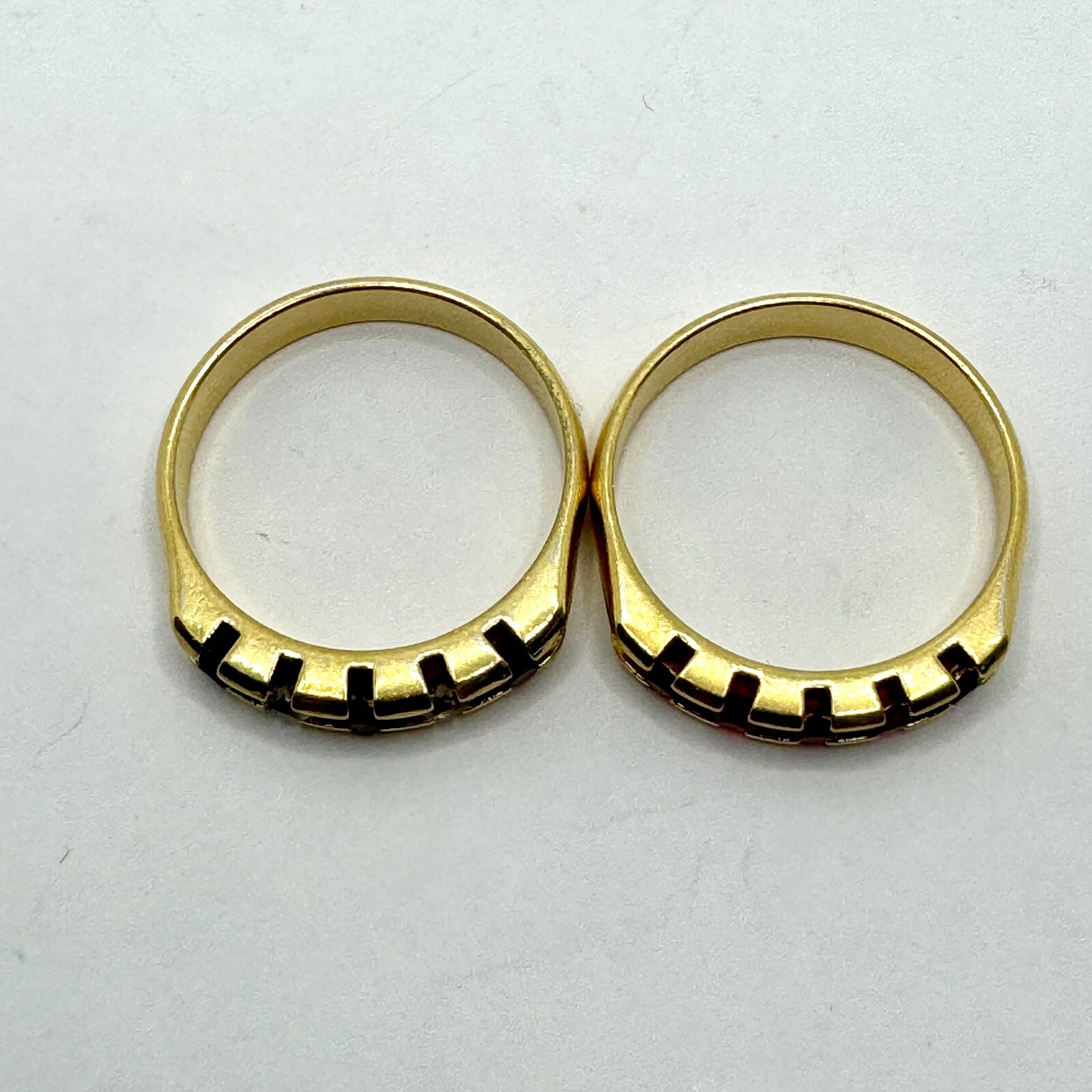BEAUTIFUL Set Of 2 Vtg Red Clear Rhinestone Gold Tone Metal Band Size 8.5 Rings