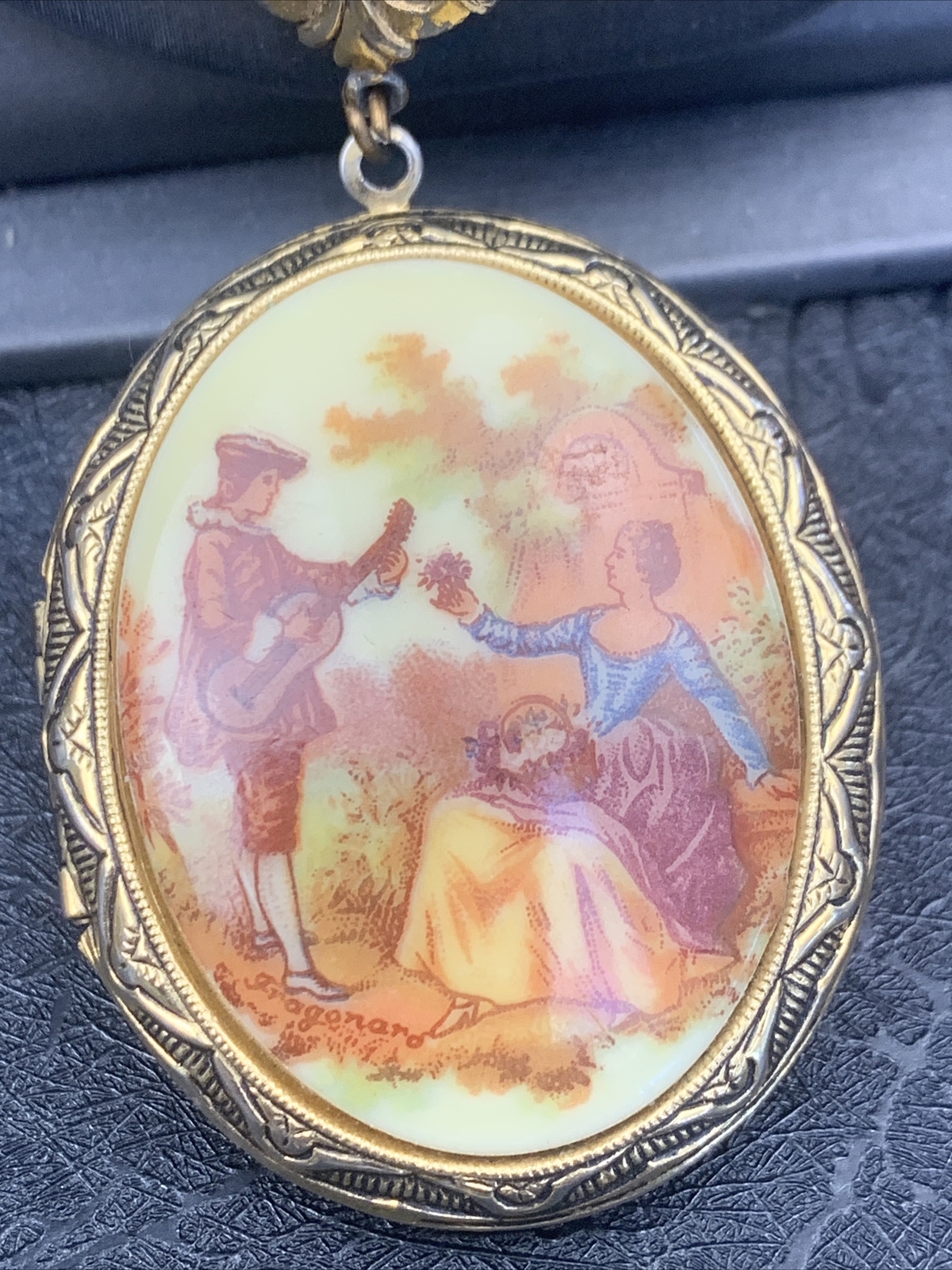 vintage 1950s mid century lariet picture locket gold tone pendant necklace 30”