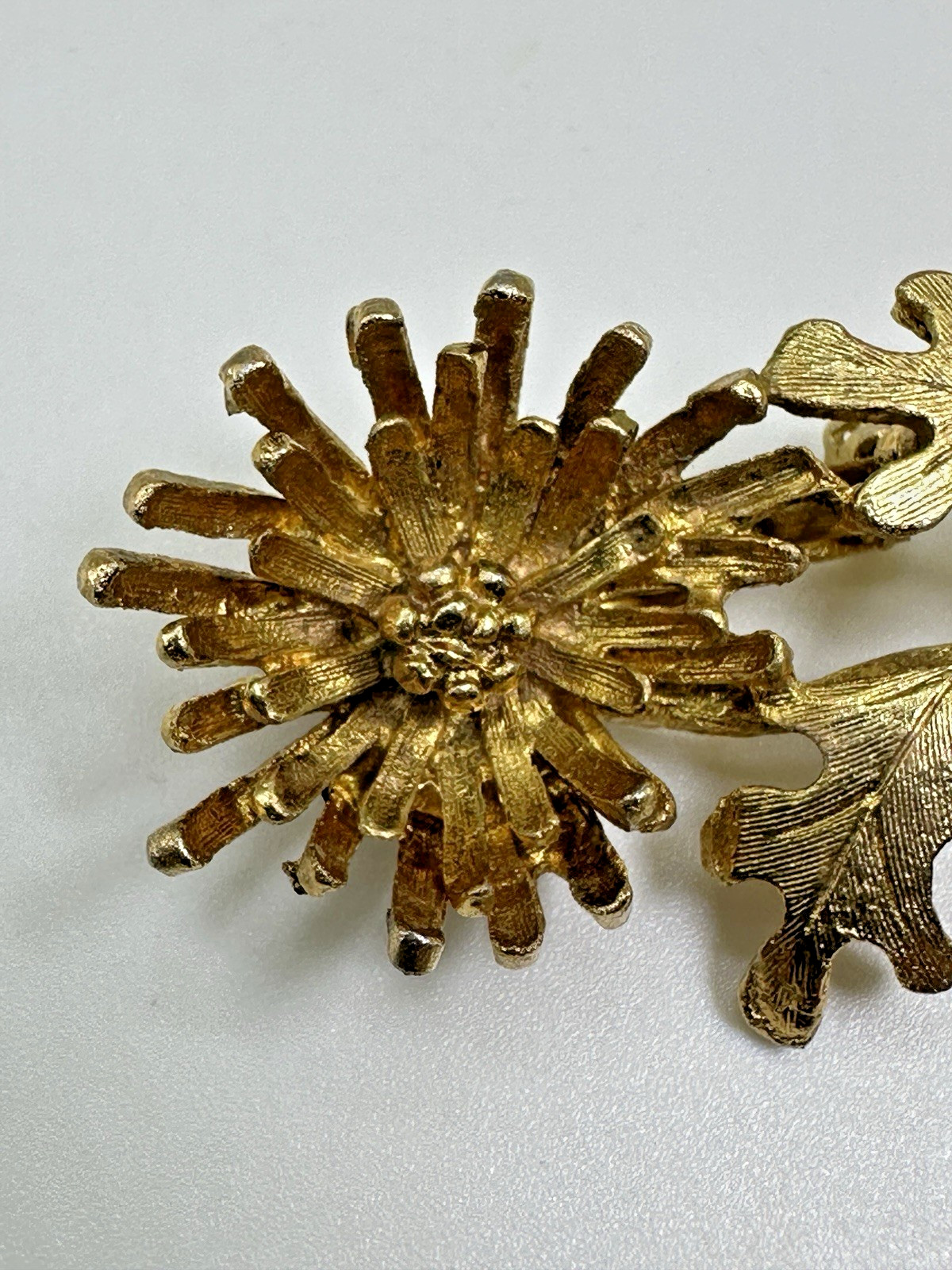 Vtg Brooch Heavy Brushed Gold Tone Aster Family Statement Piece Lapel Pin