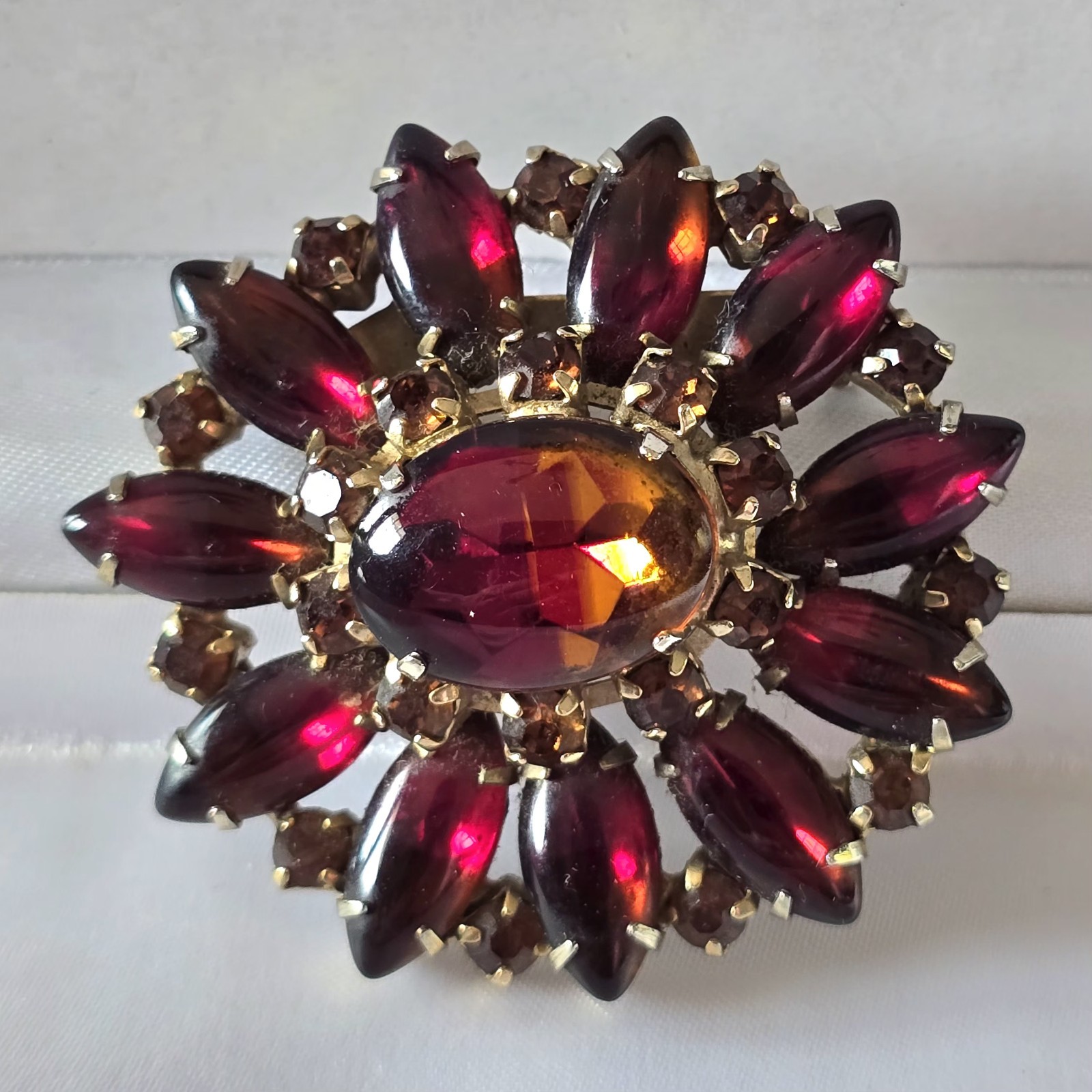 RUBY RED & AMBER RUNWAY BROOCH OVAL SMOOTH GLASS REDDISH/AMBER CABOCHON☆2.25″☆
