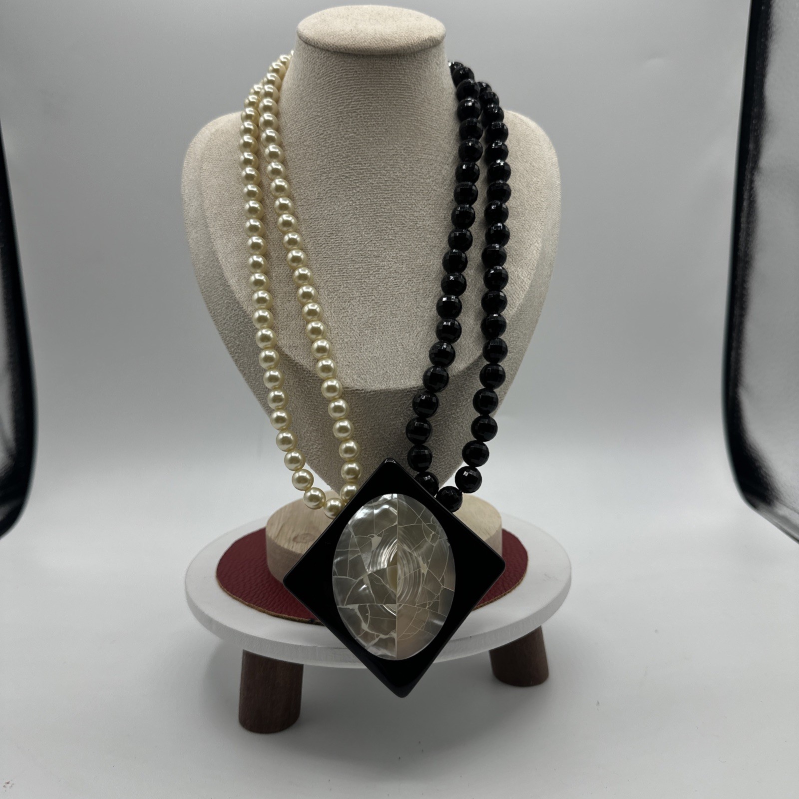 Vintage Mother of Pearl Inlay Black Resin Bicolor Necklace. See pics.