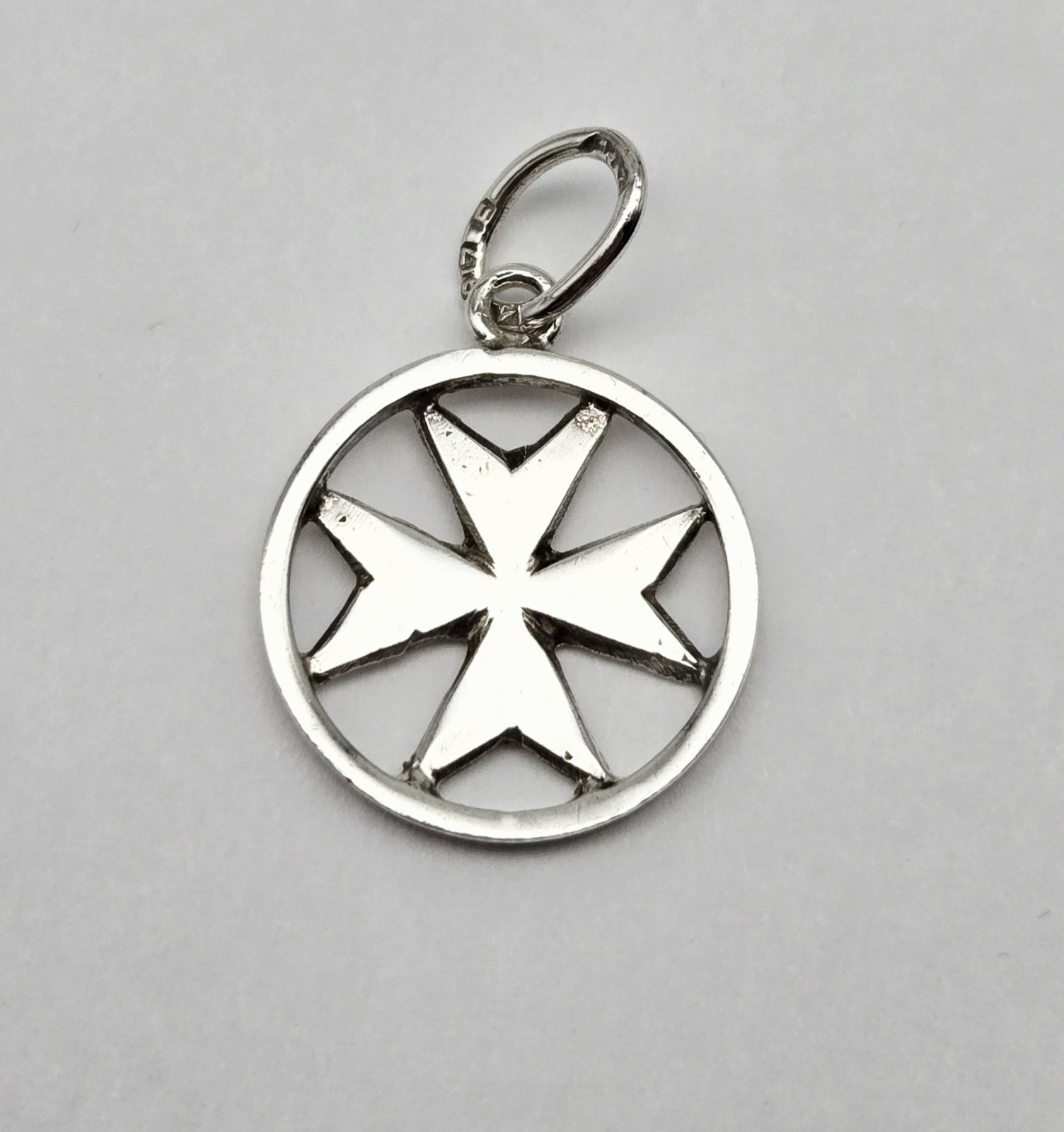 Vintage Sterling Silver Christian Iron Cross Circle Charm Pendant – 1.6g