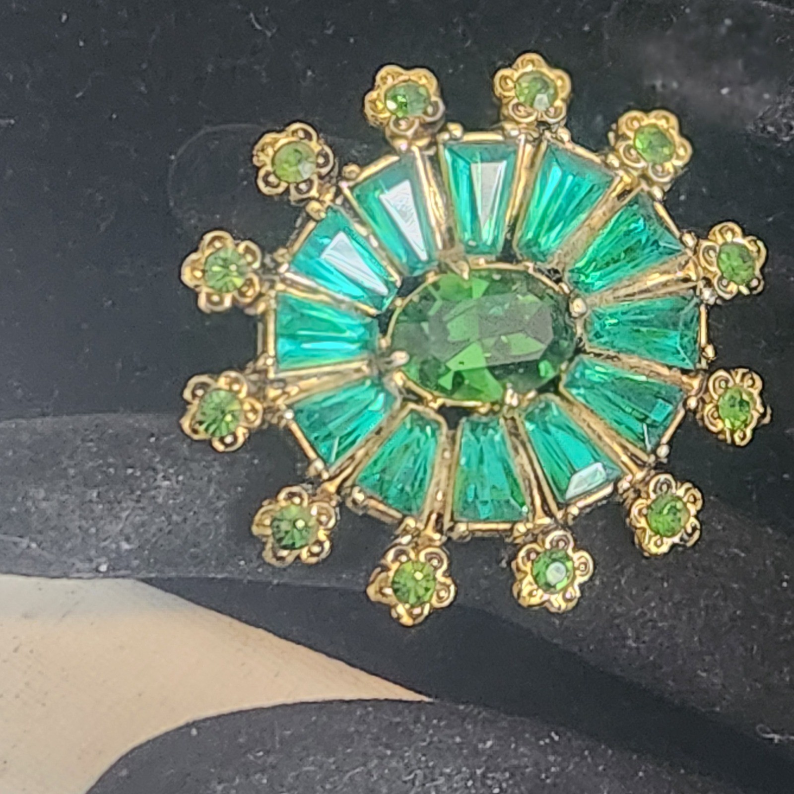 Vintage Emerald Green Sunburst Brooch Gold Tone Rhinestone Starburst Pin 1.5″