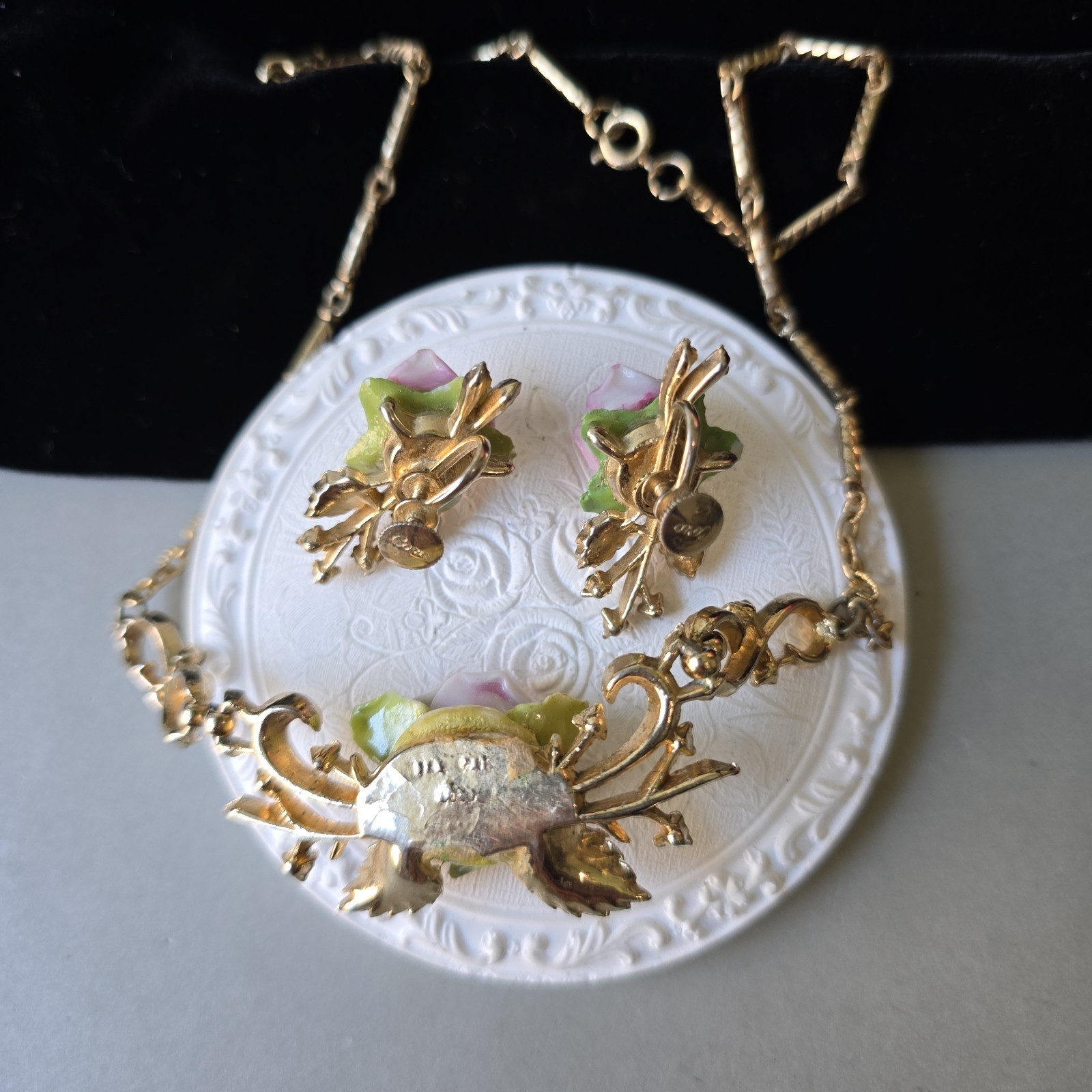 Vintage Coro Signed Ceramic Roses Accents Earrings Screw Back Necklace 18″L Set