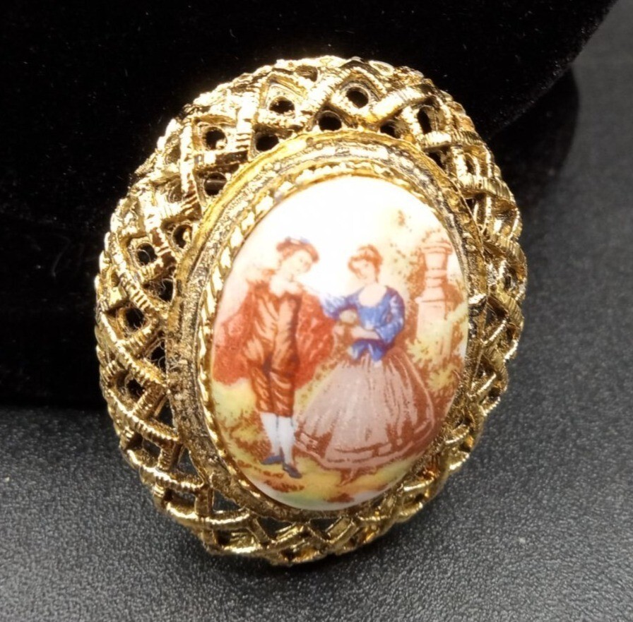 Pendant Necklace Brooch Set Vintage Germany Courting Scene 21 In Gold Tone Chain