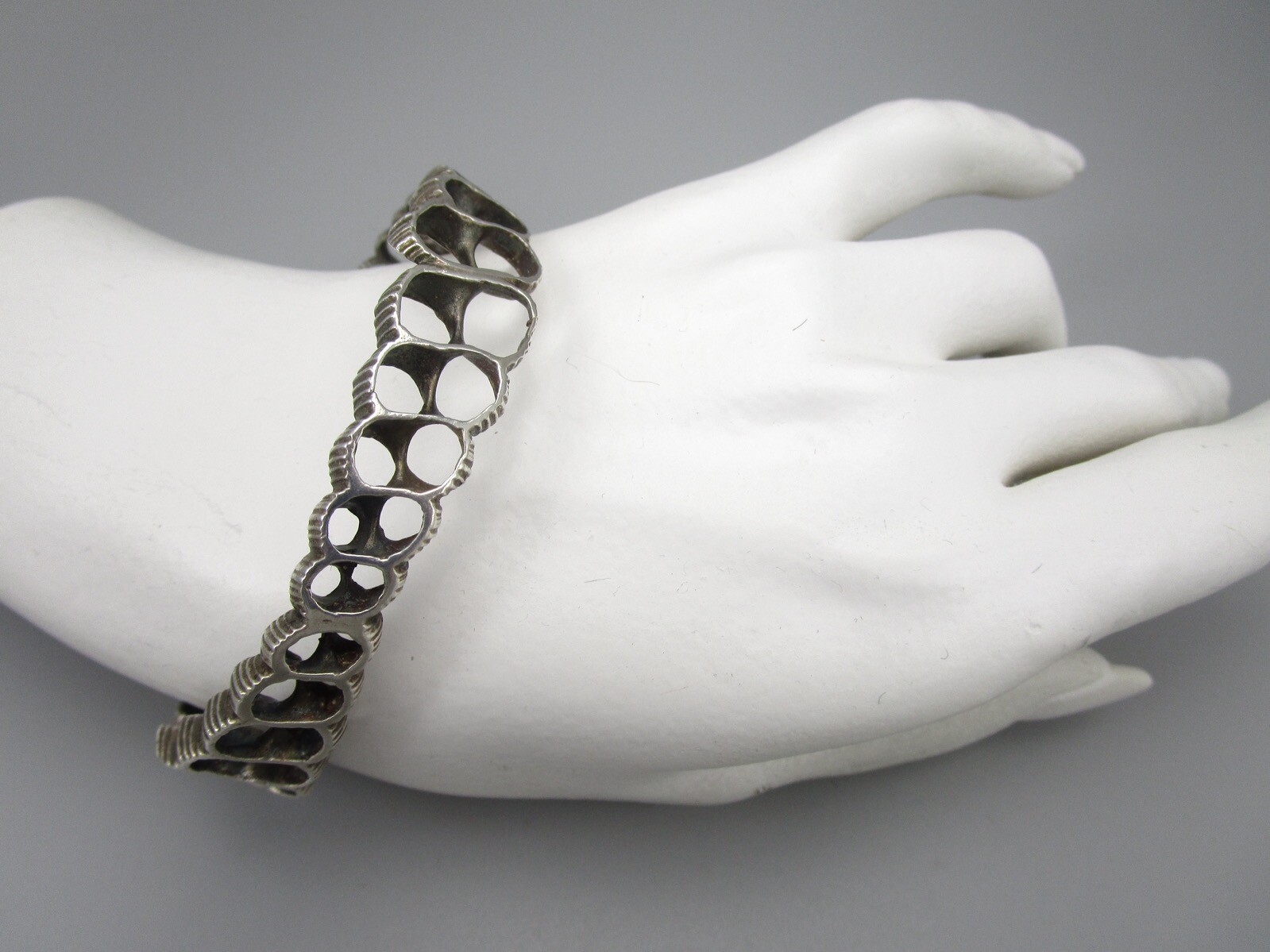 UNUSUAL ARTISAN STERLING SILVER TURRITELLA SEASHELL BANGLE BRACELET