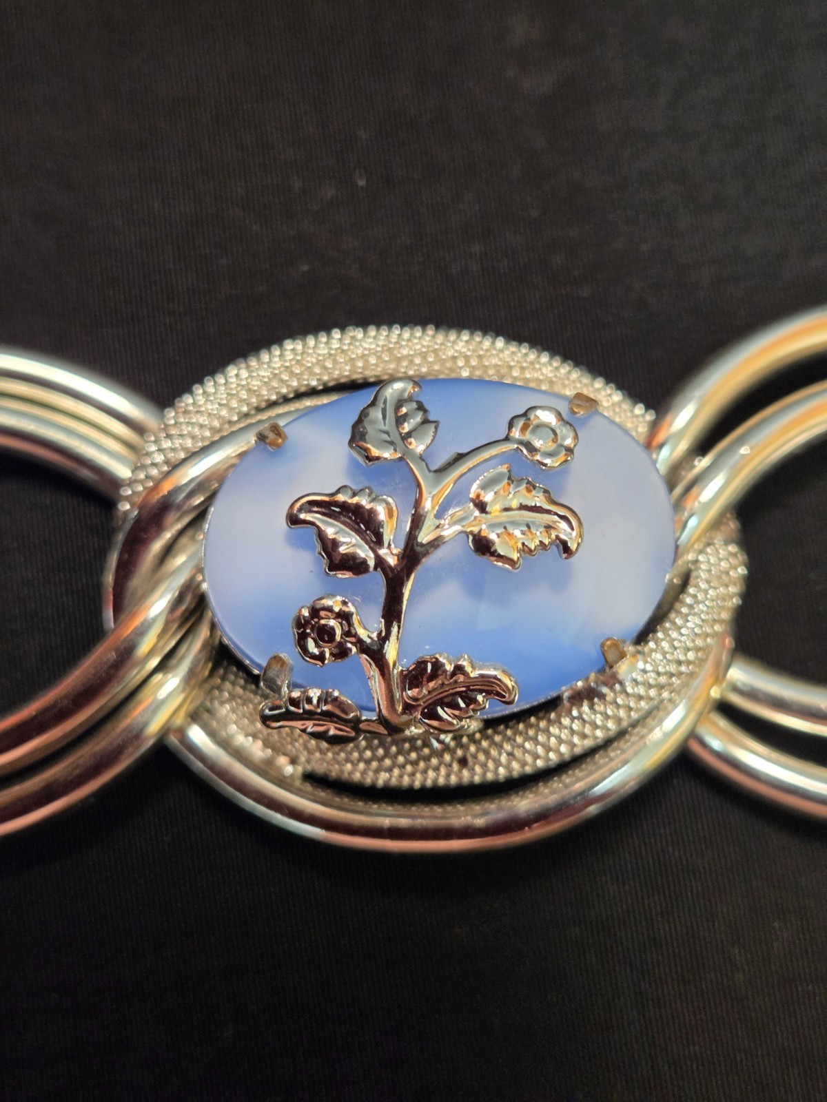 VNTG SILVER TONE TWISTED LARGE LINK BLUE LUCITE CABOCHON NECKLACE & BRACELET SET
