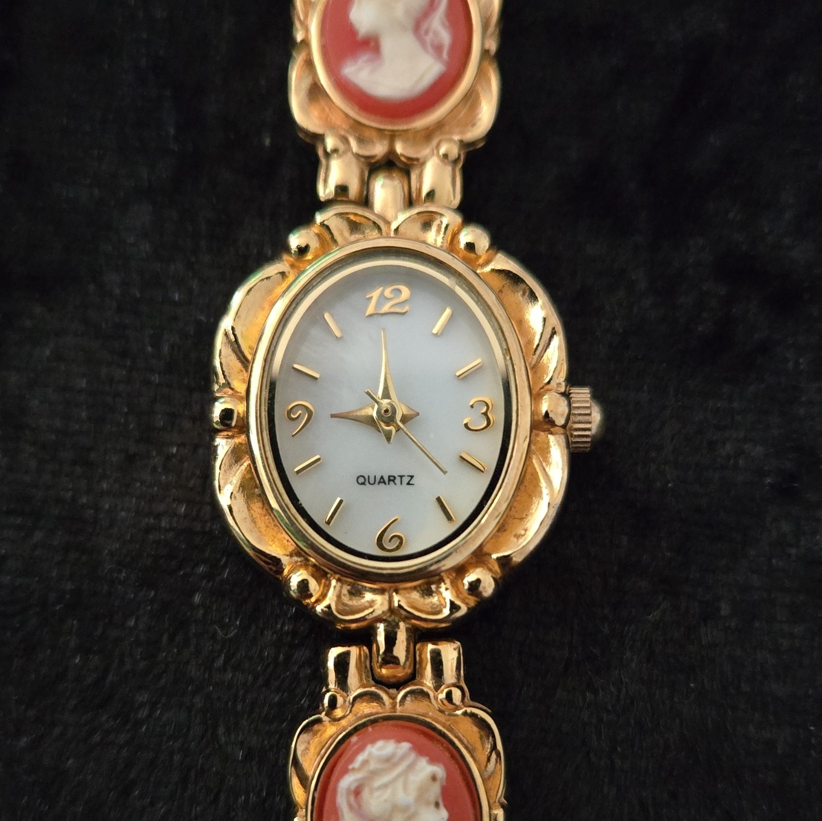 Women’s Gold Tone Cameo Bracelet Wristwatch Quartz Analog Oval Dress Watch