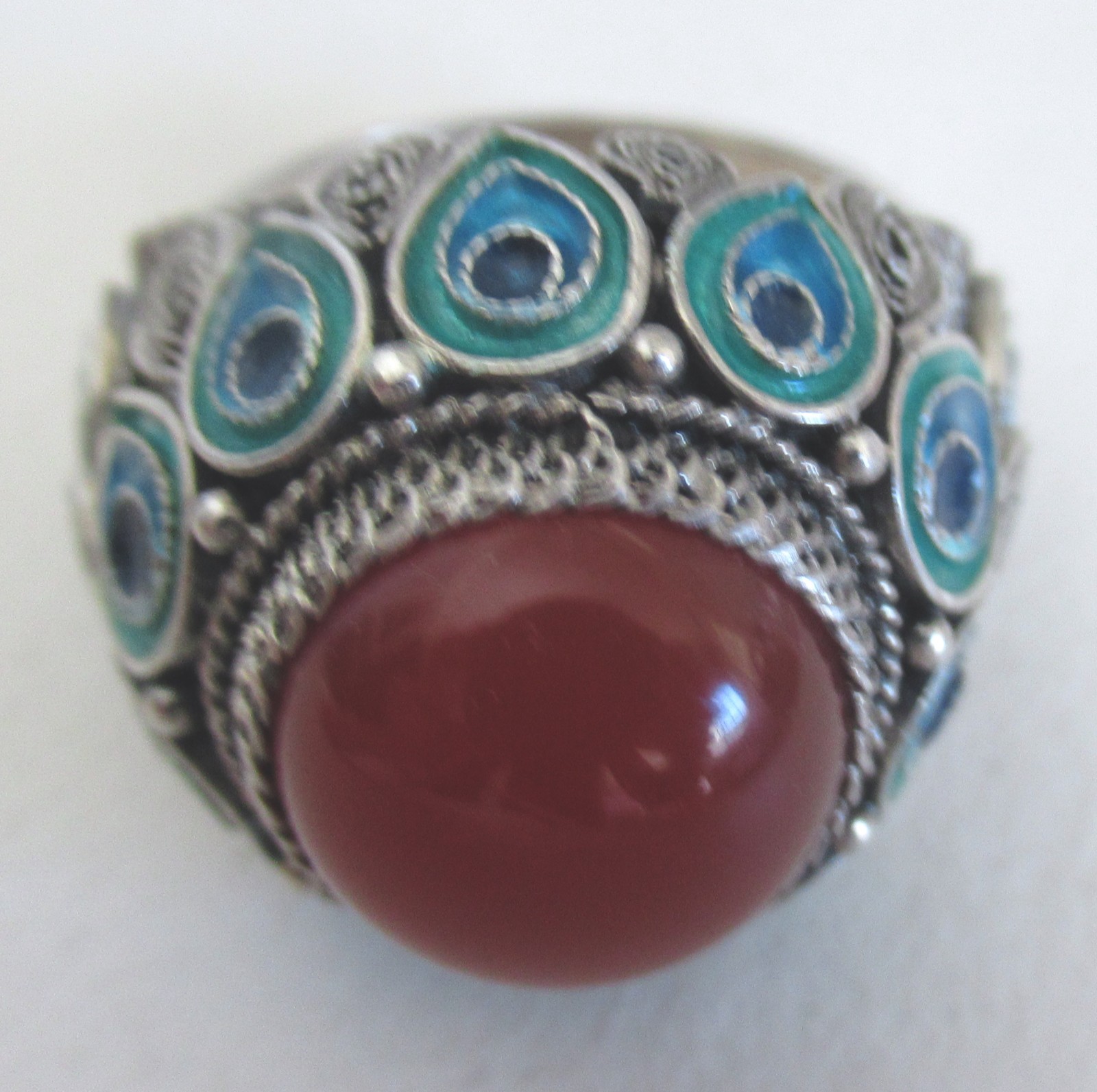 UNISEX SIZE 10 BOLD CHINA EXPORT STERLING RING, PEACOCK ENAMEL & CARNELIAN, 11GR
