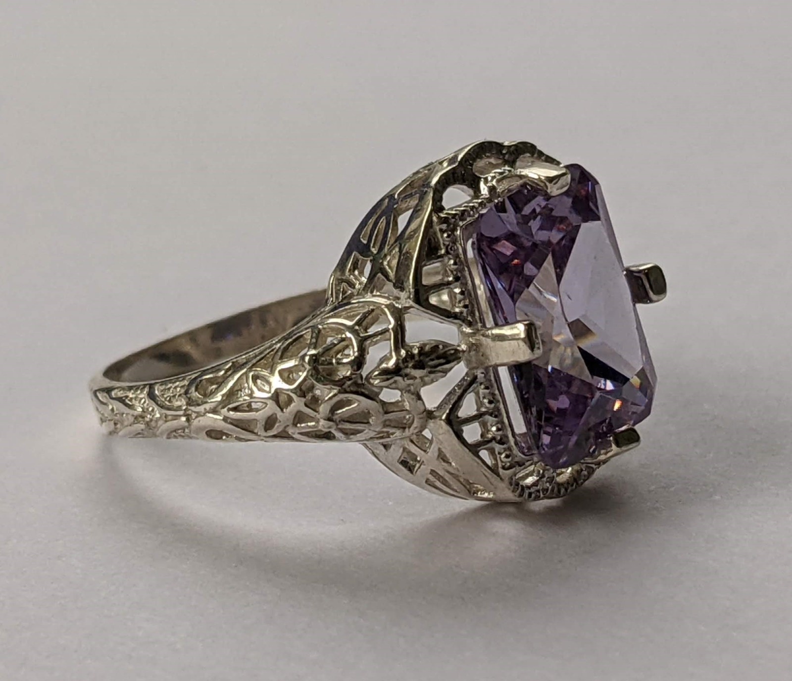 Vintage ring sterling silver 925 Size 9.5 Weight 5.44 g. Amethyst.