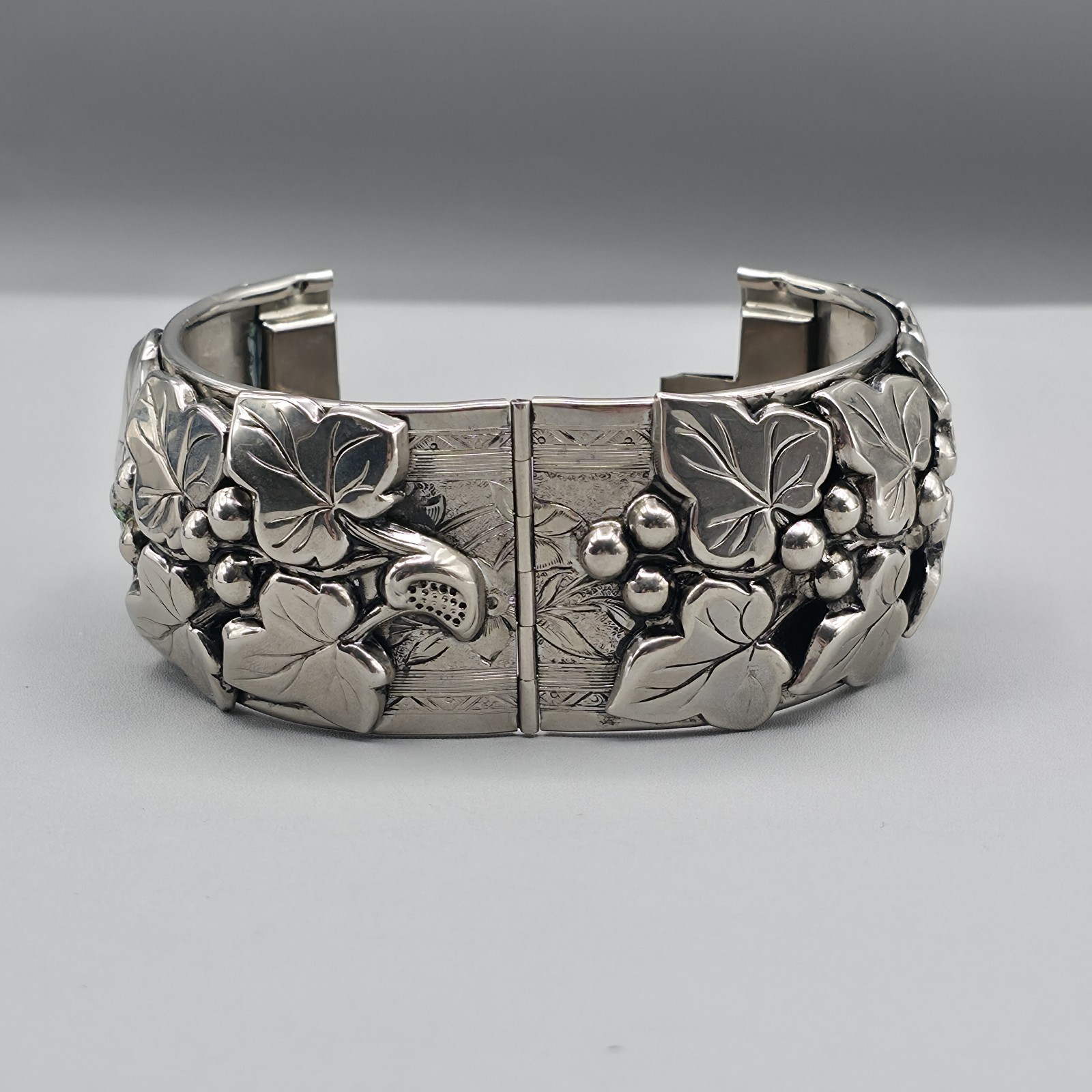 Vintage Wide Hinged Cuff Bracelet Silver Tone Grapevine Ivy Leaf Safety Chain…