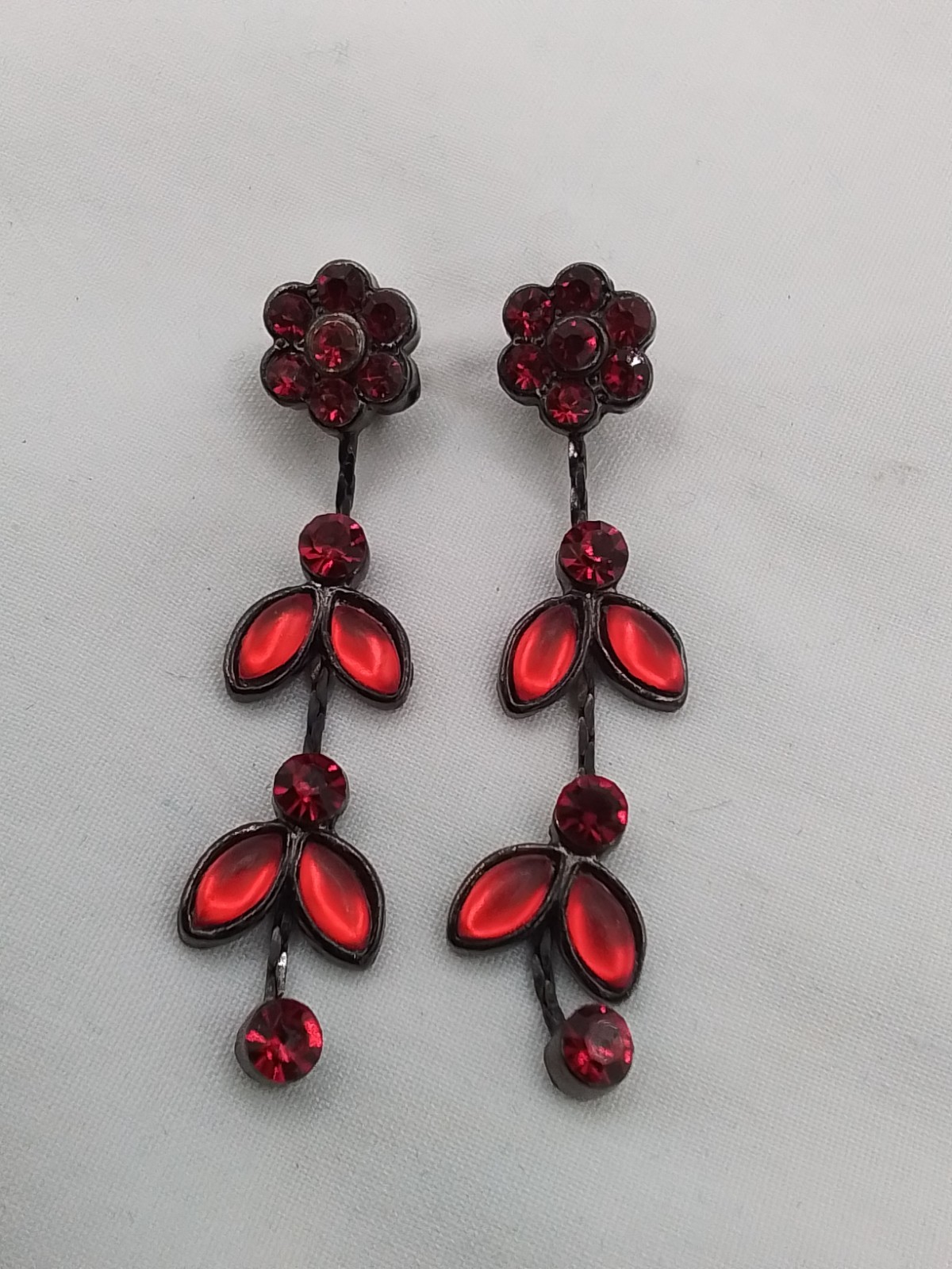 2″ RED CRYSTAL BLACK ALLOY VTG ESTATE DANGLE DAINTY FLOWER VINE PIERCED EARRINGS