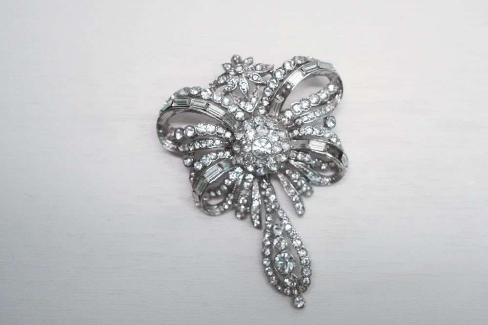 Vintage brooch Gablonz rhinestone bow silver-toned 6.5 cm.