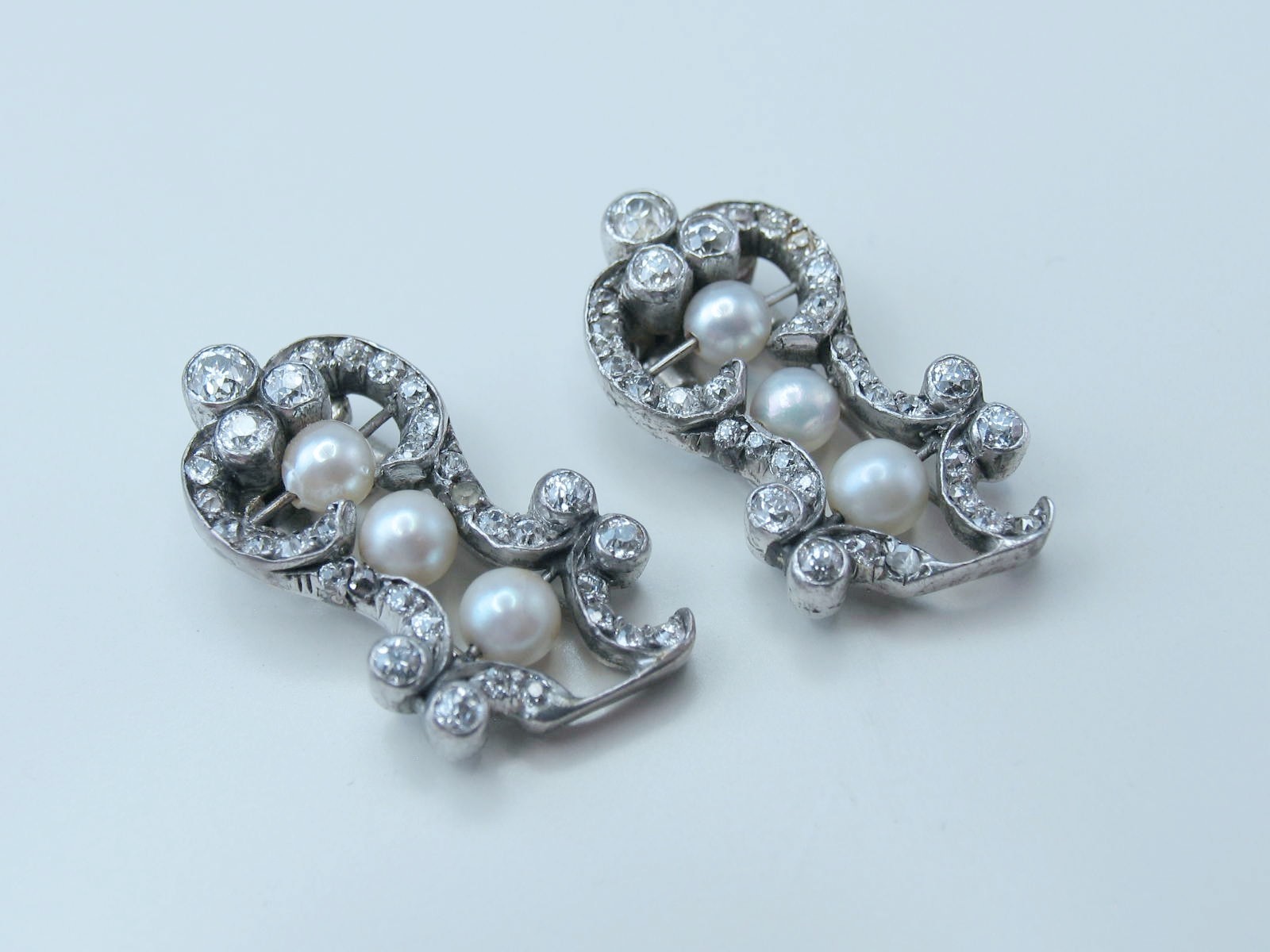 Antique Pair 14k White Gold Lady’s 65 OEC Diamonds 1.88ctw 6 Pearl Fur Clip Pins