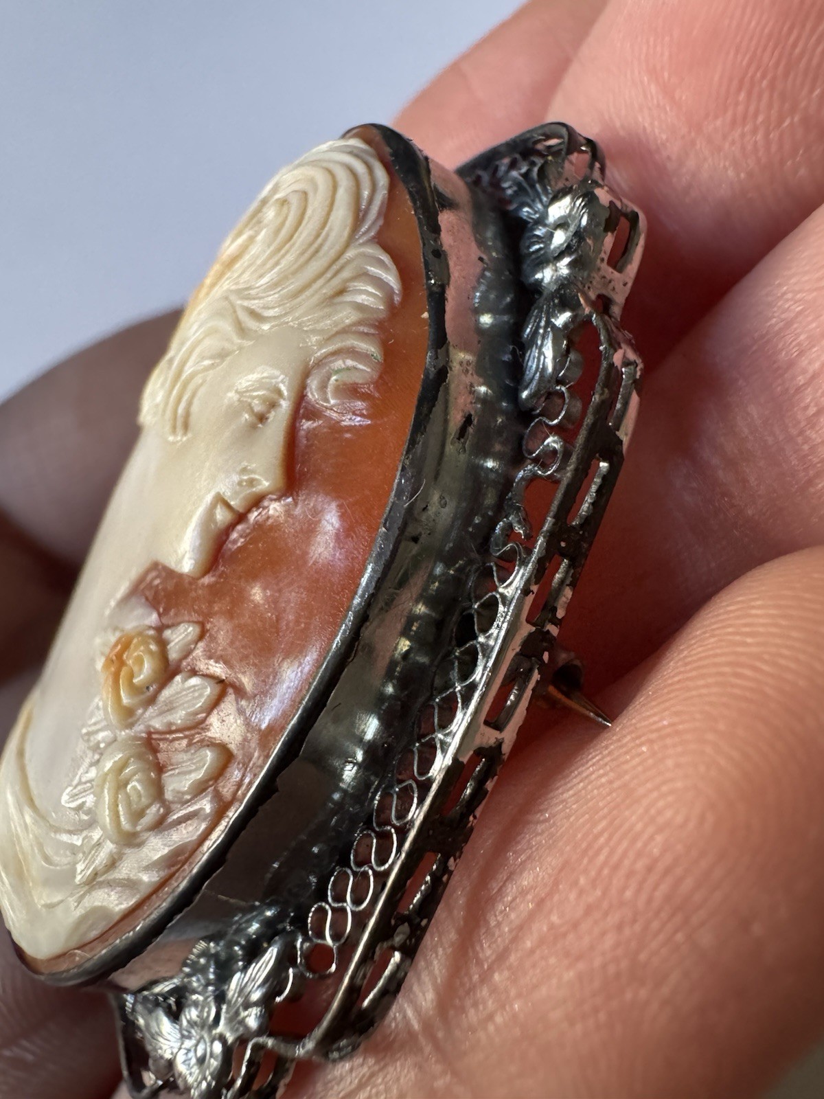 Vintage Genuine carved shell cameo brooch With filigree border *READ*