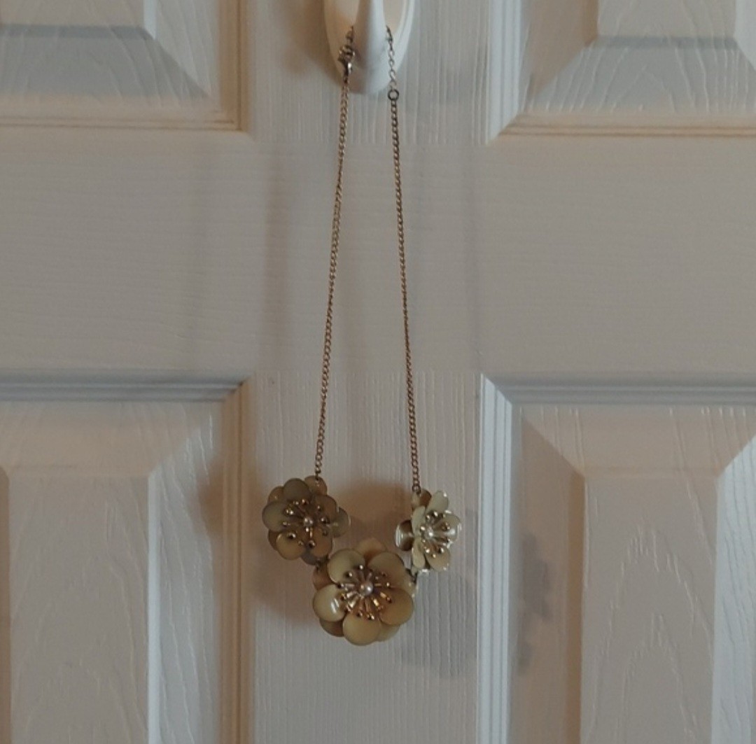 Y2k Enamel and Goldtone Triple Daisy Bib Necklace EXCELLENT!